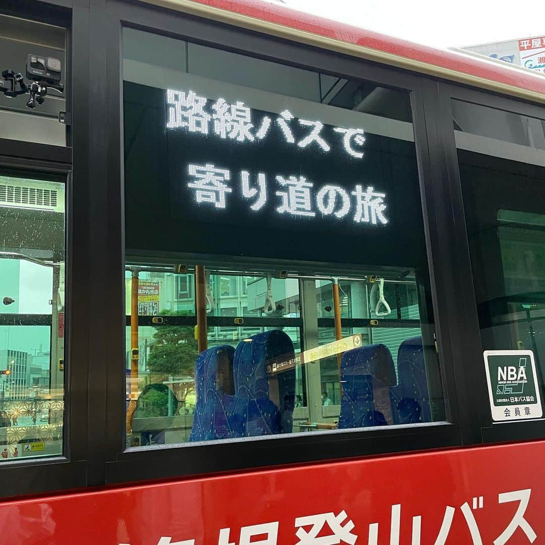 田中律子さんのインスタグラム写真 - (田中律子Instagram)「路線バスで寄り道の旅🚌ロケ  今日は徳さんの寝顔じゃなくて、こちら😂  あ、触ってませんよ🤲（笑） 2人で写真撮ろーって言ったら、いたずらっ子みたいな顔してこんなんして、で、2枚目の笑顔😆相変わらず元気で最高です👏  バス旅🚌も10年、大好きな徳さん、いつまでも元気にバス乗って🚌歩いて👣食べて🍚飲んで🍺寝て😪いてほしいです☺️  #路線バスで寄り道の旅  #徳さん  #バス旅🚌  #テレビ朝日  #大好き  #元気でいてね」6月12日 21時16分 - ri2kotanaka