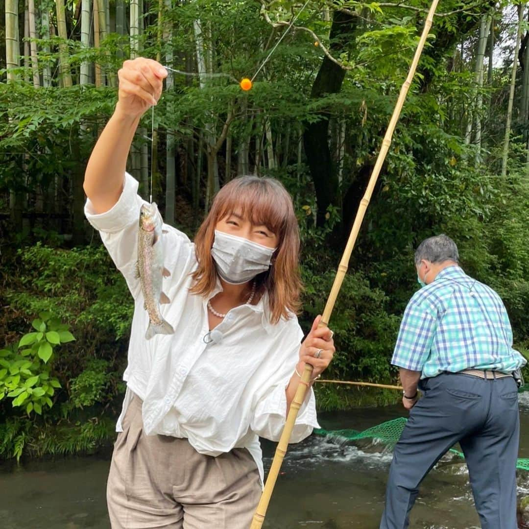 田中律子さんのインスタグラム写真 - (田中律子Instagram)「路線バスで寄り道の旅🚌ロケ  今日は徳さんの寝顔じゃなくて、こちら😂  あ、触ってませんよ🤲（笑） 2人で写真撮ろーって言ったら、いたずらっ子みたいな顔してこんなんして、で、2枚目の笑顔😆相変わらず元気で最高です👏  バス旅🚌も10年、大好きな徳さん、いつまでも元気にバス乗って🚌歩いて👣食べて🍚飲んで🍺寝て😪いてほしいです☺️  #路線バスで寄り道の旅  #徳さん  #バス旅🚌  #テレビ朝日  #大好き  #元気でいてね」6月12日 21時16分 - ri2kotanaka