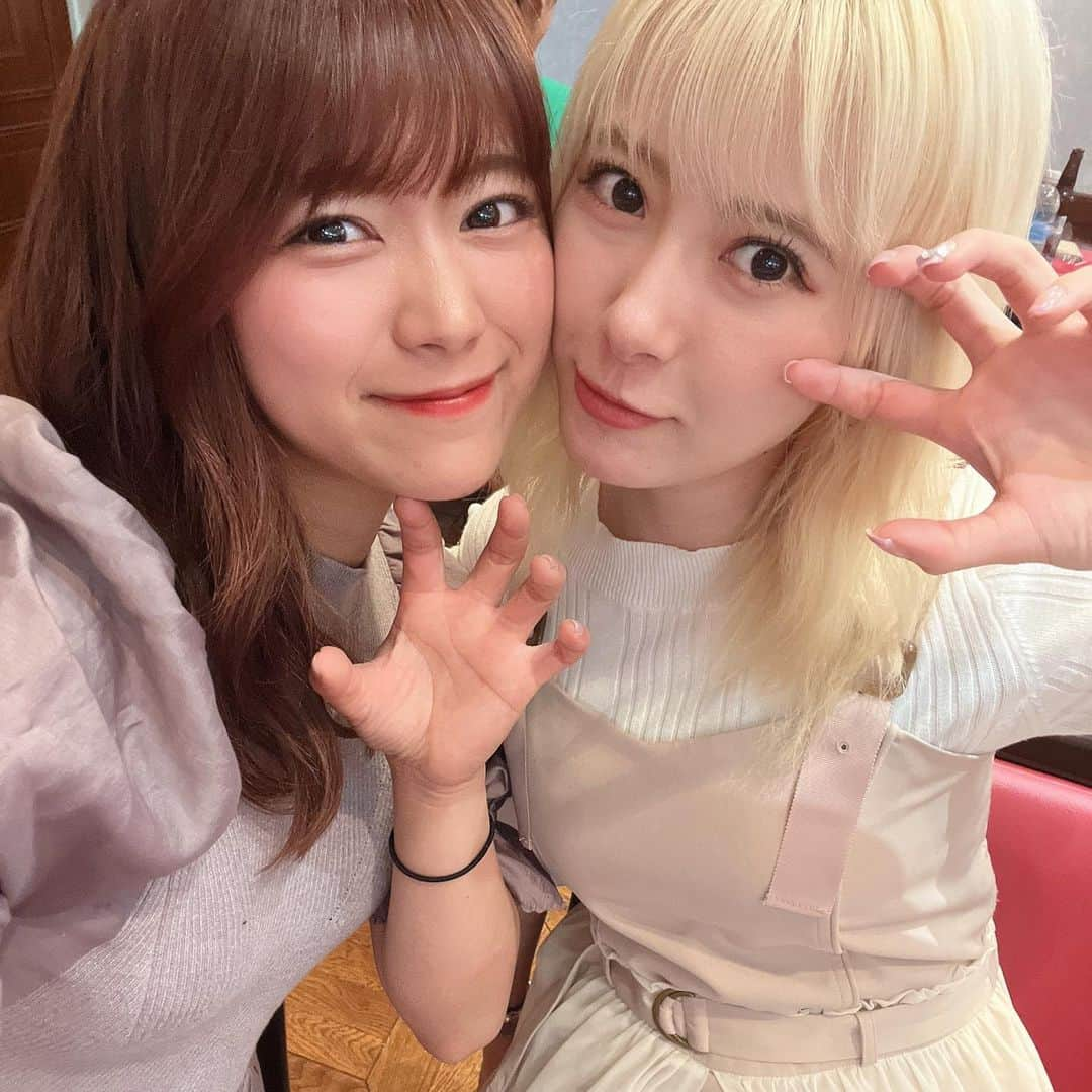 山内鈴蘭さんのインスタグラム写真 - (山内鈴蘭Instagram)「えりぽん！久しぶりに会えた🥰 この写真お顔似てない？😳 ． お互いアイドルで ゴルフで仲良くなれた素敵な友達💓 ． 可愛くて、優しくて 時々不器用で、 よしよし🥺ってしたくなる 妹的存在なんだよなぁ最近特に😂💓 ． まだまだ アイドル頑張ってるえりぽん！ 偉い偉い🥰 ． またゴルフしようね！！！ Gorurunプレゼントするからお揃いでゴルフしよぉ🥺 ． ． ． #生田衣梨奈 #モーニング娘22 #モーニング娘 #モー娘 #ゴルフ #ゴルフ友達 #ゴルフ女子 #ゴルフ好き #ゴルフウェア #ゴルフコーデ #えりぽん #golfwear #golflife  #アイドル #ゴルファー」6月12日 21時27分 - xxsuzuranxx