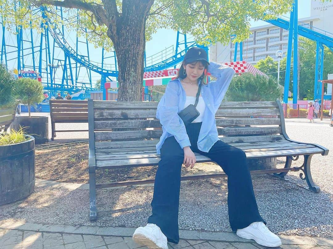 長谷川万射さんのインスタグラム写真 - (長谷川万射Instagram)「ストライプシャツにはまってる🫶🏻  シンプルでゆるっとラフな感じでこのコーデ気に入った〜  シャツはショップリストさんで買ったsprayの！形も薄さも丁度いいです✌︎  #お出かけ日和でした #遊園地 #浜名湖パルパル  #ちょっと今日は暑すぎました」6月12日 21時52分 - mayanyam712