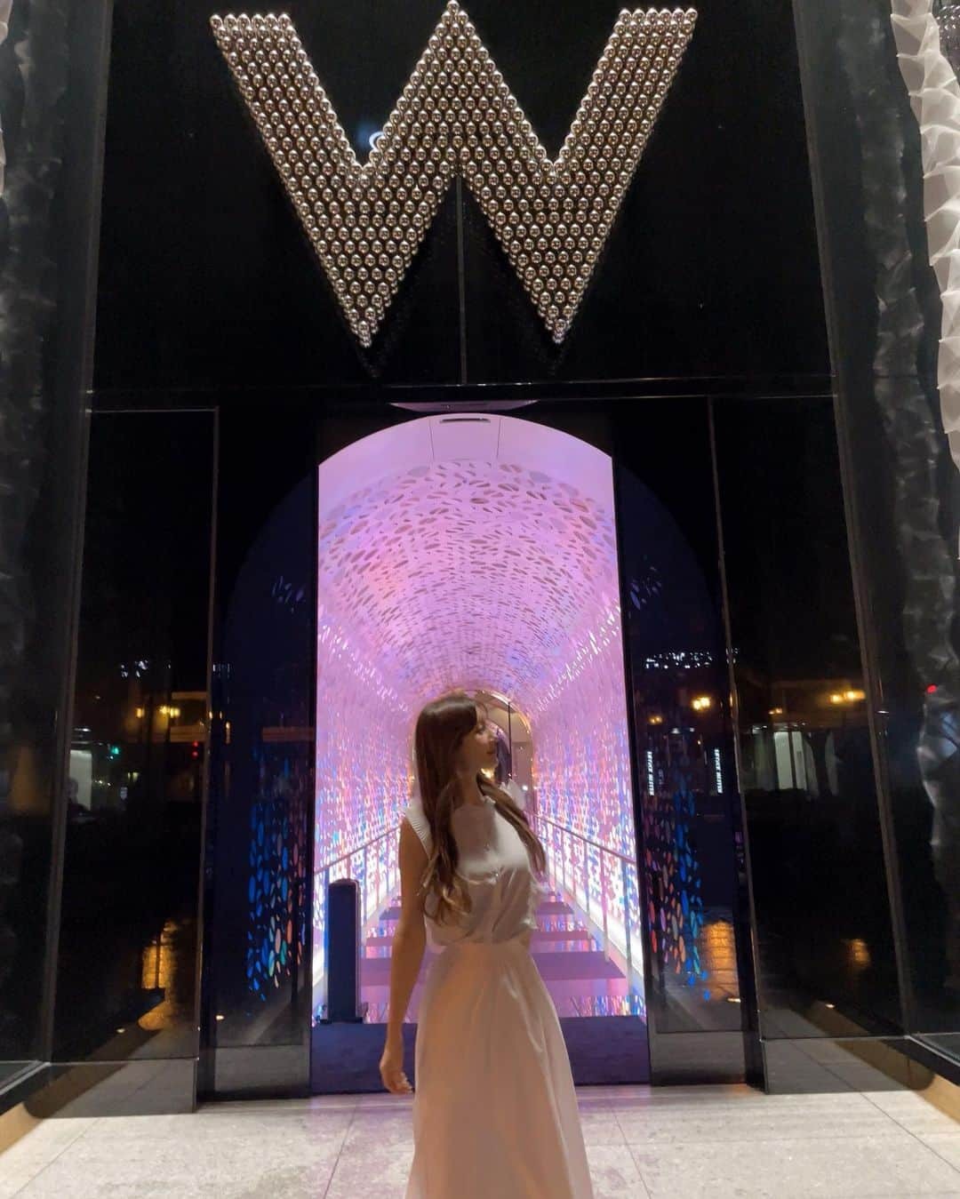 夢咲りおなさんのインスタグラム写真 - (夢咲りおなInstagram)「キラキラ🤩💗✨  .  .  #whotel #whotels #大阪#大阪スポット#インスタ映え#映えスポット#キラキラ#キャバクラ#錦#グラマラス#メイク#巻き髪#ホワイトコーデ#スニーカー#スニーカー女子」6月13日 1時49分 - yumerio0906