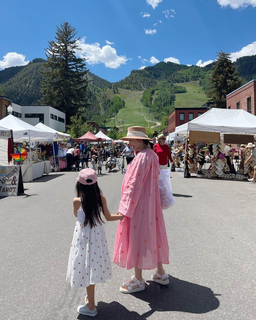 翁安芸さんのインスタグラム写真 - (翁安芸Instagram)「Yesterday at Aspen Saturday Market💓🥬🌽🥕  土曜日の朝は、アスペンの街中で開催されるサタデーマーケット(ファーマーズ マーケット)へ🌿  お野菜や果物、ポップコーンなどのおやつから、お洋服や手作りのお人形など、様々なローカルのお店が並ぶ楽しいマーケット☀️  #aspen #colorado #aspensaturdaymarket #アスペン #コロラド #momanddaughter」6月13日 8時28分 - akinyc