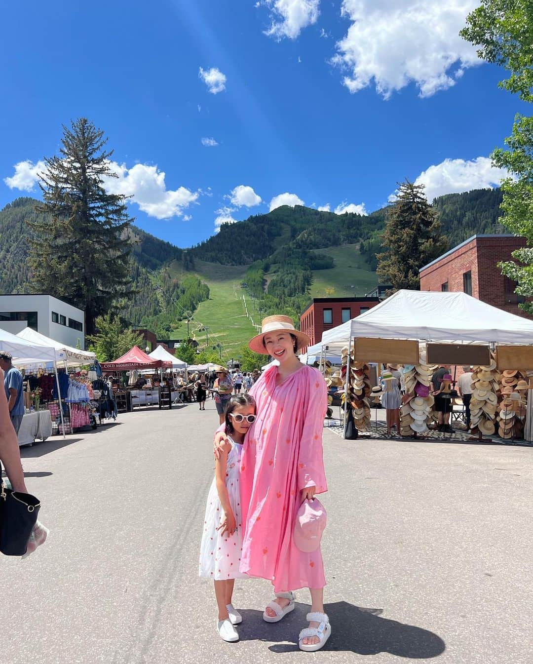 翁安芸さんのインスタグラム写真 - (翁安芸Instagram)「Yesterday at Aspen Saturday Market💓🥬🌽🥕  土曜日の朝は、アスペンの街中で開催されるサタデーマーケット(ファーマーズ マーケット)へ🌿  お野菜や果物、ポップコーンなどのおやつから、お洋服や手作りのお人形など、様々なローカルのお店が並ぶ楽しいマーケット☀️  #aspen #colorado #aspensaturdaymarket #アスペン #コロラド #momanddaughter」6月13日 8時28分 - akinyc