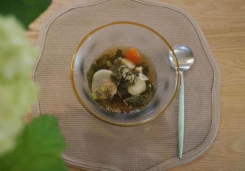 内山理名さんのインスタグラム写真 - (内山理名Instagram)「Good morning.. 簡単朝食スープ🥒  ✔︎冷蔵庫にある余った野菜（根菜類）を水に入れて沸騰させて、残りの葉野菜と青パパイヤ酵素入り梅醤野菜スープをスプーン一杯入れて、とろろ昆布とすりごまを加えて出来上がり🥄  今回はニンニク入れましたが入れなくても◎美味しい。  朝のデトックススープとしておすすめですが、簡単に出来るので、夜遅くなってしまった時の夕食に加えても🤤  #青パパイヤ酵素入り梅醤野菜スープ ←便利なのでストックしています。  器は#村松学 さんの吹きガラス..素敵。個展あったら行きたいな！」6月13日 9時02分 - rinauchiyama_official