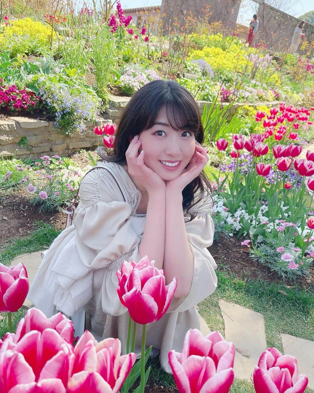 関根ささらさんのインスタグラム写真 - (関根ささらInstagram)「🌷🌷🌷 . . 熱海旅行の #お花畑 写真🌷🌼💐 (ネイルと後ろに写ってる人の服装ででお分かりいただける通り、かなりの時差投稿です…🥲) . . . . なんか少し珍しい雰囲気？な気がした写真♡ 耳が完全に隠れてる写真、あまりない気がするので1枚目にしてみたよ☺️☺️🌼 . . . . #アカオハーブアンドローズガーデン #熱海 #熱海旅行 #熱海観光 #熱海カフェ #atami #acaoherbandrosegarden #garden #rosegarden #harb #rose #tulip #tulips #flowergarden #ガーデン #ローズガーデン #バラ園 #acaoforest #easter #イースター」6月13日 11時42分 - sasarasekine