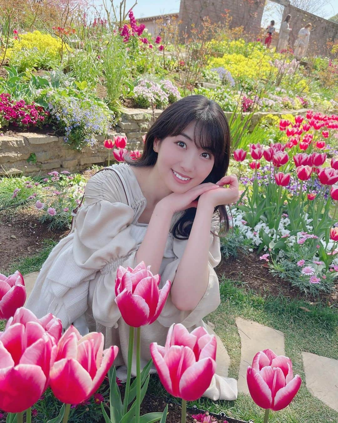 関根ささらさんのインスタグラム写真 - (関根ささらInstagram)「🌷🌷🌷 . . 熱海旅行の #お花畑 写真🌷🌼💐 (ネイルと後ろに写ってる人の服装ででお分かりいただける通り、かなりの時差投稿です…🥲) . . . . なんか少し珍しい雰囲気？な気がした写真♡ 耳が完全に隠れてる写真、あまりない気がするので1枚目にしてみたよ☺️☺️🌼 . . . . #アカオハーブアンドローズガーデン #熱海 #熱海旅行 #熱海観光 #熱海カフェ #atami #acaoherbandrosegarden #garden #rosegarden #harb #rose #tulip #tulips #flowergarden #ガーデン #ローズガーデン #バラ園 #acaoforest #easter #イースター」6月13日 11時42分 - sasarasekine