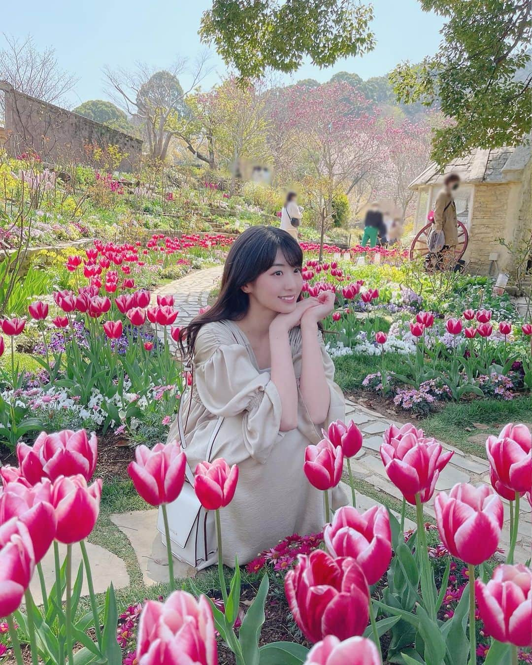 関根ささらさんのインスタグラム写真 - (関根ささらInstagram)「🌷🌷🌷 . . 熱海旅行の #お花畑 写真🌷🌼💐 (ネイルと後ろに写ってる人の服装ででお分かりいただける通り、かなりの時差投稿です…🥲) . . . . なんか少し珍しい雰囲気？な気がした写真♡ 耳が完全に隠れてる写真、あまりない気がするので1枚目にしてみたよ☺️☺️🌼 . . . . #アカオハーブアンドローズガーデン #熱海 #熱海旅行 #熱海観光 #熱海カフェ #atami #acaoherbandrosegarden #garden #rosegarden #harb #rose #tulip #tulips #flowergarden #ガーデン #ローズガーデン #バラ園 #acaoforest #easter #イースター」6月13日 11時42分 - sasarasekine