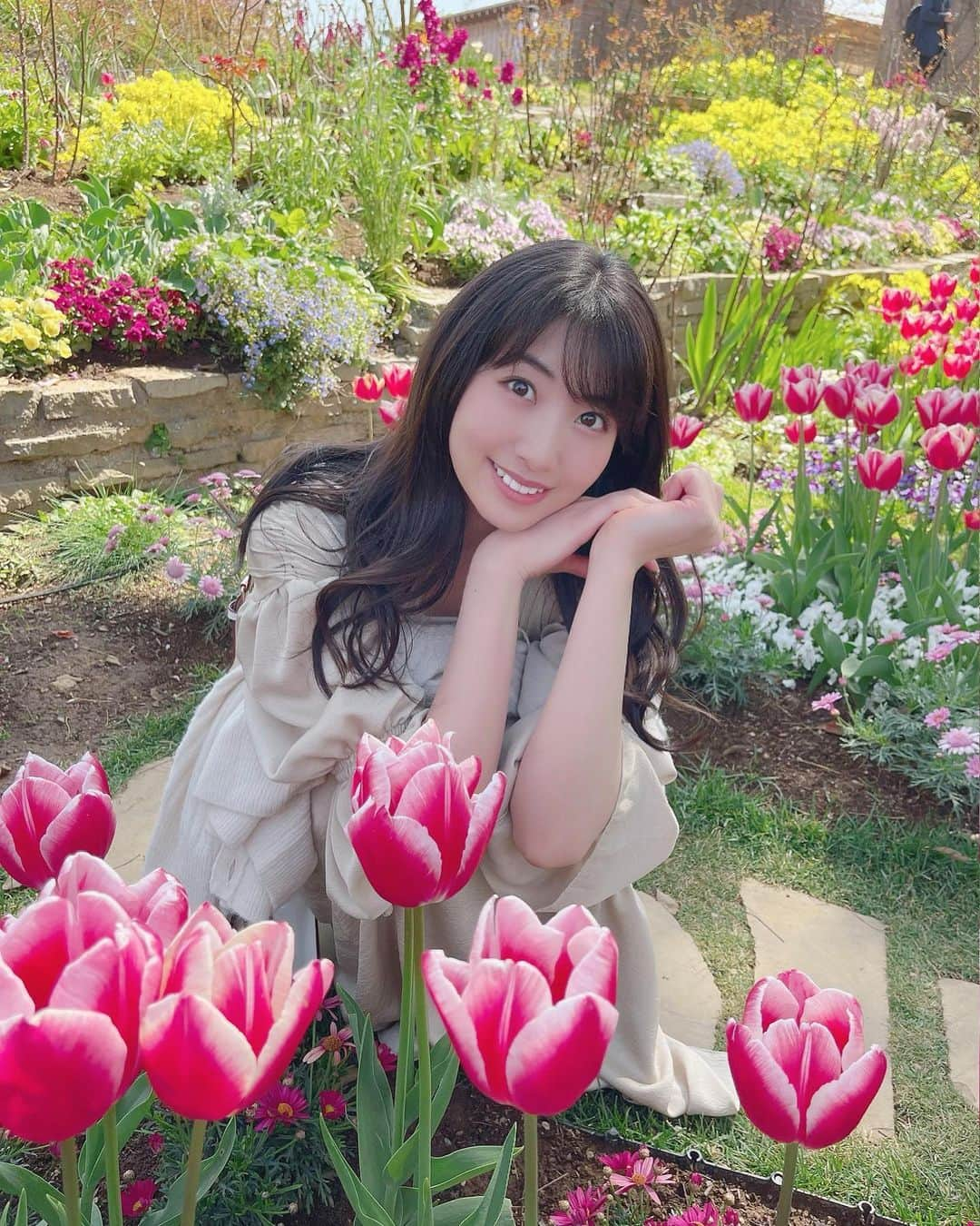 関根ささらさんのインスタグラム写真 - (関根ささらInstagram)「🌷🌷🌷 . . 熱海旅行の #お花畑 写真🌷🌼💐 (ネイルと後ろに写ってる人の服装ででお分かりいただける通り、かなりの時差投稿です…🥲) . . . . なんか少し珍しい雰囲気？な気がした写真♡ 耳が完全に隠れてる写真、あまりない気がするので1枚目にしてみたよ☺️☺️🌼 . . . . #アカオハーブアンドローズガーデン #熱海 #熱海旅行 #熱海観光 #熱海カフェ #atami #acaoherbandrosegarden #garden #rosegarden #harb #rose #tulip #tulips #flowergarden #ガーデン #ローズガーデン #バラ園 #acaoforest #easter #イースター」6月13日 11時42分 - sasarasekine