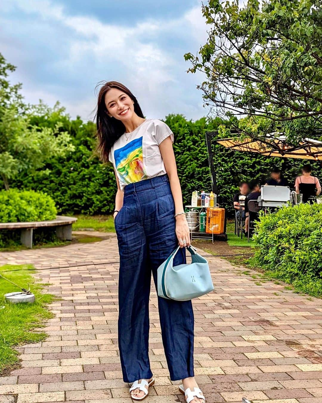 石井里奈さんのインスタグラム写真 - (石井里奈Instagram)「こんにちは☀️ . 昨日はスカイツリーでBBQ🍖 途中雨降ったりでしたが天気も良くて風も気持ちよくていい時間になりました☀️ . tops&denim... @plst_official  sandals&bag... @hermes  . プラステのライトデニムが本当涼しくて気持ちいい💙このプリントTシャツもアートコラボで可愛いよ🥹 そのあとはサマンサカフェでバナナスムージーを🍌大学時代に戻ったみたいで楽しかったな💕 . 午後も頑張っていきましょ💛 . #plst #プラステ #plstコーデ #プラステコーデ #コーディネート #コーデ #デニムコーデ #tシャツコーデ #denimstyle #エルメス #エルメスバッグ #hermes #hermesbag #bbq #bbqコーデ #バーベキュー #アクティブ女子 #アクティブ #カジュアルコーデ #スカイツリー #東京スカイツリー #東京ソラマチ #スカイツリータウン #バッグ #休日コーデ #休日の過ごし方 #ポーチ #サンダルコーデ #バーベキュー料理 #プリントtシャツ」6月13日 12時31分 - ri7tin1025