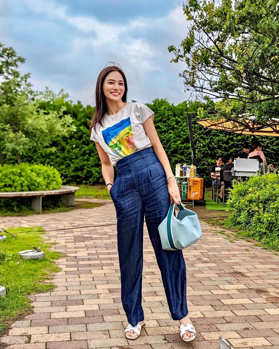 石井里奈さんのインスタグラム写真 - (石井里奈Instagram)「こんにちは☀️ . 昨日はスカイツリーでBBQ🍖 途中雨降ったりでしたが天気も良くて風も気持ちよくていい時間になりました☀️ . tops&denim... @plst_official  sandals&bag... @hermes  . プラステのライトデニムが本当涼しくて気持ちいい💙このプリントTシャツもアートコラボで可愛いよ🥹 そのあとはサマンサカフェでバナナスムージーを🍌大学時代に戻ったみたいで楽しかったな💕 . 午後も頑張っていきましょ💛 . #plst #プラステ #plstコーデ #プラステコーデ #コーディネート #コーデ #デニムコーデ #tシャツコーデ #denimstyle #エルメス #エルメスバッグ #hermes #hermesbag #bbq #bbqコーデ #バーベキュー #アクティブ女子 #アクティブ #カジュアルコーデ #スカイツリー #東京スカイツリー #東京ソラマチ #スカイツリータウン #バッグ #休日コーデ #休日の過ごし方 #ポーチ #サンダルコーデ #バーベキュー料理 #プリントtシャツ」6月13日 12時31分 - ri7tin1025