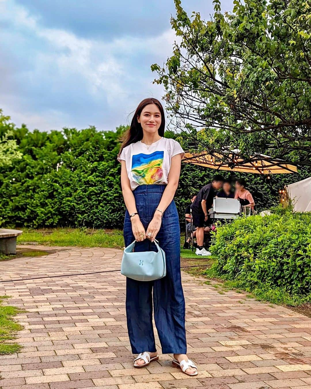 石井里奈さんのインスタグラム写真 - (石井里奈Instagram)「こんにちは☀️ . 昨日はスカイツリーでBBQ🍖 途中雨降ったりでしたが天気も良くて風も気持ちよくていい時間になりました☀️ . tops&denim... @plst_official  sandals&bag... @hermes  . プラステのライトデニムが本当涼しくて気持ちいい💙このプリントTシャツもアートコラボで可愛いよ🥹 そのあとはサマンサカフェでバナナスムージーを🍌大学時代に戻ったみたいで楽しかったな💕 . 午後も頑張っていきましょ💛 . #plst #プラステ #plstコーデ #プラステコーデ #コーディネート #コーデ #デニムコーデ #tシャツコーデ #denimstyle #エルメス #エルメスバッグ #hermes #hermesbag #bbq #bbqコーデ #バーベキュー #アクティブ女子 #アクティブ #カジュアルコーデ #スカイツリー #東京スカイツリー #東京ソラマチ #スカイツリータウン #バッグ #休日コーデ #休日の過ごし方 #ポーチ #サンダルコーデ #バーベキュー料理 #プリントtシャツ」6月13日 12時31分 - ri7tin1025