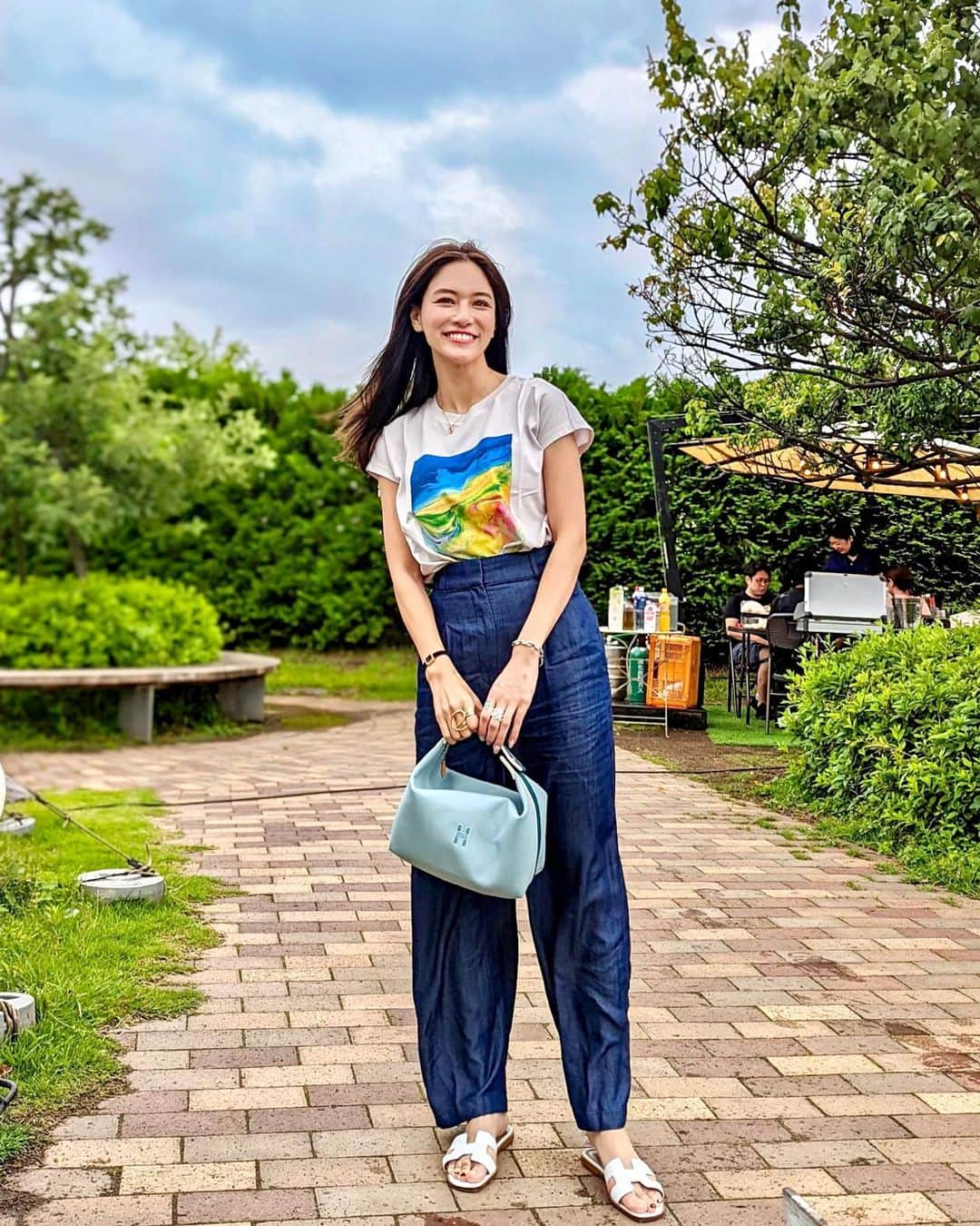 石井里奈さんのインスタグラム写真 - (石井里奈Instagram)「こんにちは☀️ . 昨日はスカイツリーでBBQ🍖 途中雨降ったりでしたが天気も良くて風も気持ちよくていい時間になりました☀️ . tops&denim... @plst_official  sandals&bag... @hermes  . プラステのライトデニムが本当涼しくて気持ちいい💙このプリントTシャツもアートコラボで可愛いよ🥹 そのあとはサマンサカフェでバナナスムージーを🍌大学時代に戻ったみたいで楽しかったな💕 . 午後も頑張っていきましょ💛 . #plst #プラステ #plstコーデ #プラステコーデ #コーディネート #コーデ #デニムコーデ #tシャツコーデ #denimstyle #エルメス #エルメスバッグ #hermes #hermesbag #bbq #bbqコーデ #バーベキュー #アクティブ女子 #アクティブ #カジュアルコーデ #スカイツリー #東京スカイツリー #東京ソラマチ #スカイツリータウン #バッグ #休日コーデ #休日の過ごし方 #ポーチ #サンダルコーデ #バーベキュー料理 #プリントtシャツ」6月13日 12時31分 - ri7tin1025