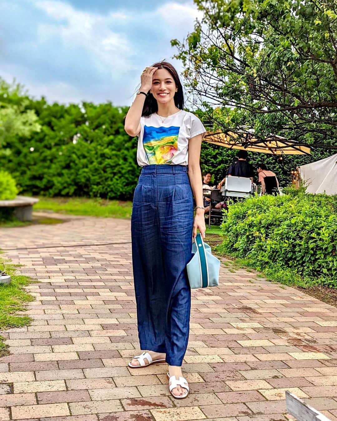 石井里奈さんのインスタグラム写真 - (石井里奈Instagram)「こんにちは☀️ . 昨日はスカイツリーでBBQ🍖 途中雨降ったりでしたが天気も良くて風も気持ちよくていい時間になりました☀️ . tops&denim... @plst_official  sandals&bag... @hermes  . プラステのライトデニムが本当涼しくて気持ちいい💙このプリントTシャツもアートコラボで可愛いよ🥹 そのあとはサマンサカフェでバナナスムージーを🍌大学時代に戻ったみたいで楽しかったな💕 . 午後も頑張っていきましょ💛 . #plst #プラステ #plstコーデ #プラステコーデ #コーディネート #コーデ #デニムコーデ #tシャツコーデ #denimstyle #エルメス #エルメスバッグ #hermes #hermesbag #bbq #bbqコーデ #バーベキュー #アクティブ女子 #アクティブ #カジュアルコーデ #スカイツリー #東京スカイツリー #東京ソラマチ #スカイツリータウン #バッグ #休日コーデ #休日の過ごし方 #ポーチ #サンダルコーデ #バーベキュー料理 #プリントtシャツ」6月13日 12時31分 - ri7tin1025