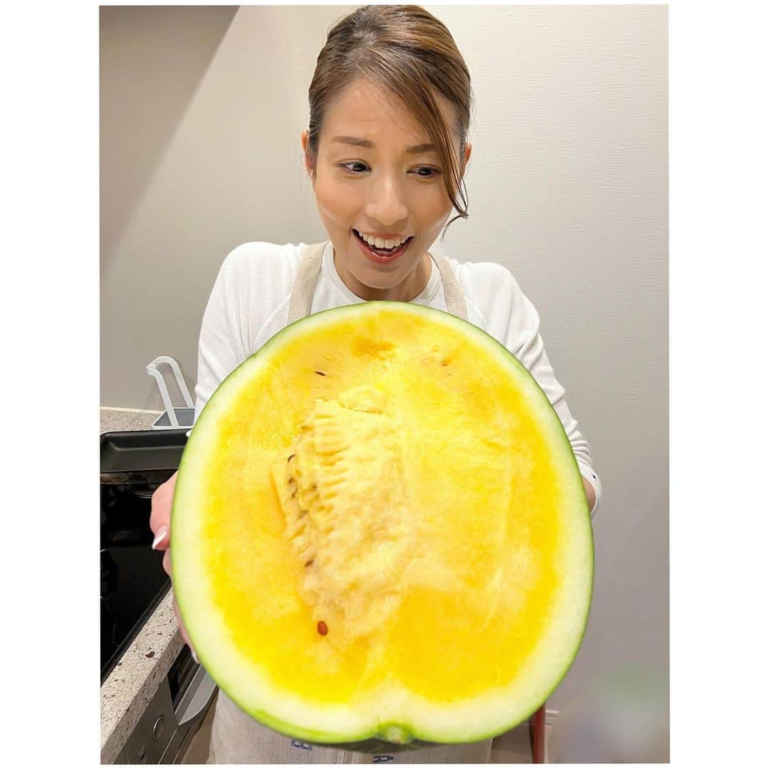 永島優美さんのインスタグラム写真 - (永島優美Instagram)「* 黄色いスイカ！ はじめて食べました🫣💛  一般的には、 糖度11度「甘い」 糖度12度「すごく甘い」と言われている中、、 このスイカはなんと15度超え！！  こんなに甘いスイカ、生まれてはじめてでびっくり😂✨ しかもタネも少なくてありがたや〜❤️  #fruit #スイカ #黄金のスイカ #鳥取」6月13日 12時33分 - yuumi_nagashima