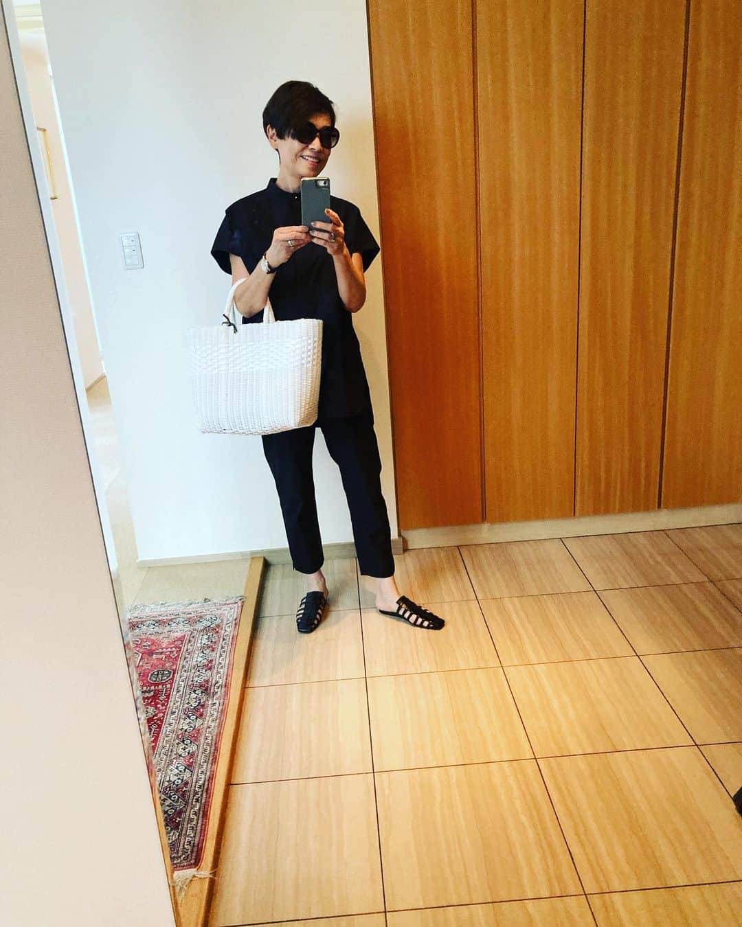 安藤優子さんのインスタグラム写真 - (安藤優子Instagram)「出かけてきます‼️  アレコレ用事を済ませてきます。  今日は夏日を超して、28度予想の東京なので、パリッとしたタイプライター生地のセットアップにしました。  #ディノス です。  サンダルはピエール・アルディ、白のカゴバッグはメキシコのもの。 ビニール製なので、ビーチにも(行かないケド)。  リンは我が家のスーパーお手伝いさんと、スーパーアシスタント嬢と、どこかで女子会（笑）、お見送り無しでした。  では行ってきます‼️  #フレンチブルドッグ  #安藤優子」6月13日 13時14分 - yukoando0203