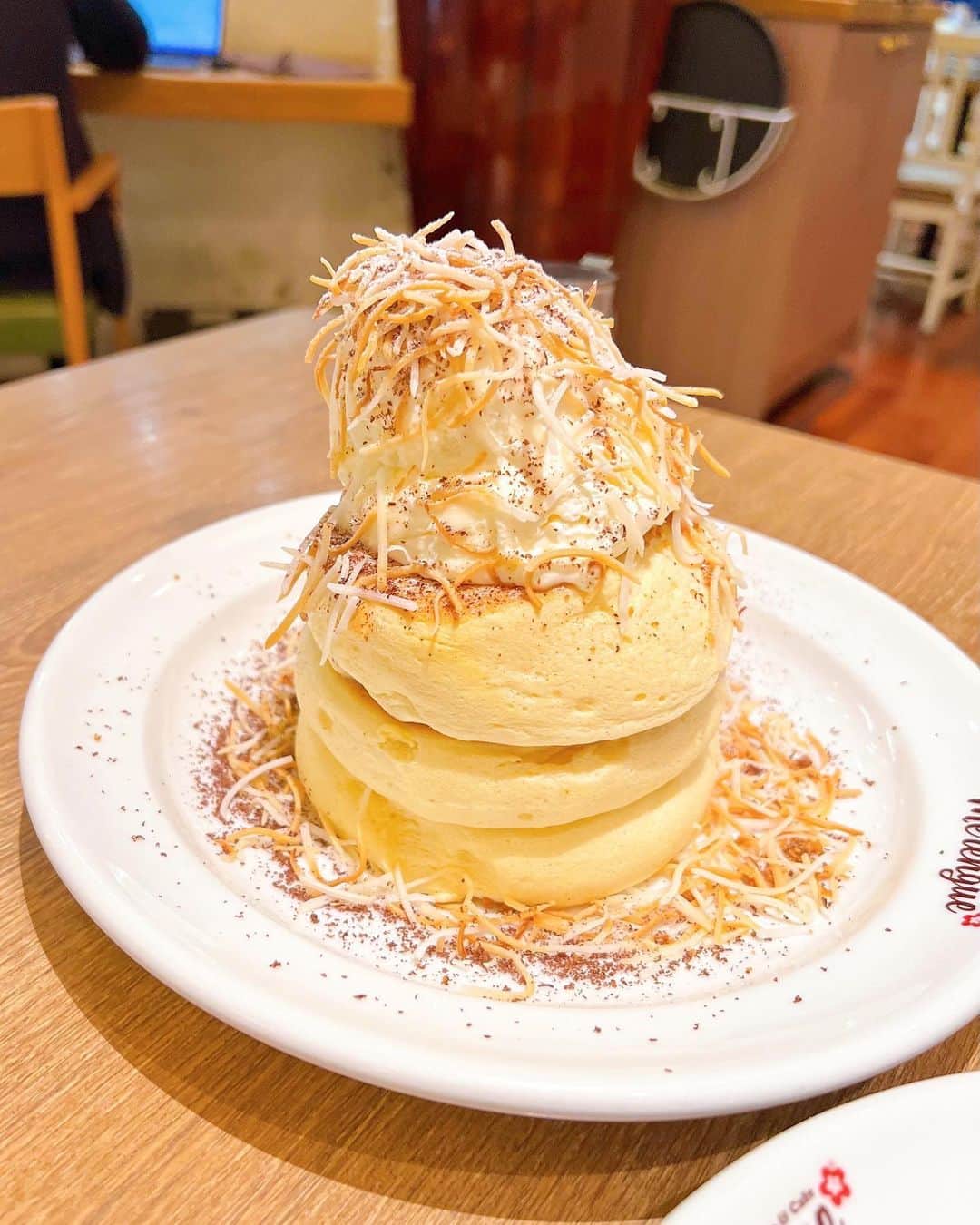 さわいえりさんのインスタグラム写真 - (さわいえりInstagram)「ふらっとドライブしながら パンケーキ食べに行ってきたよ🥞♡  @merengue.kawaguchi のふわふわパンケーキ💕  ふわふわプルプルのパンケーキ大好き！ 私はストロベリーパンケーキ🍓 いちごピューレにフレッシュいちごがたっぷりのっていて、爽やかな甘さを楽しめます。  ココナッツのパンケーキとシェアして食べたよ✨ こちらも風味豊かで絶品パンケーキ☺︎  ドリンクは、バナナ丸ごと入った バナナチョコクランチジュース！  なんだかハワイに居るような気分になってしまい、 ハワイ行きたくなりました🏝  また食べに行こうっと♪  ・  ・  ・  #PR#メレンゲパンケーキ #メレンゲ #ハワイアンパンケーキ #ふわふわパンケーキ #川口カフェ #川口パンケーキ」6月13日 16時42分 - beauty_eri7