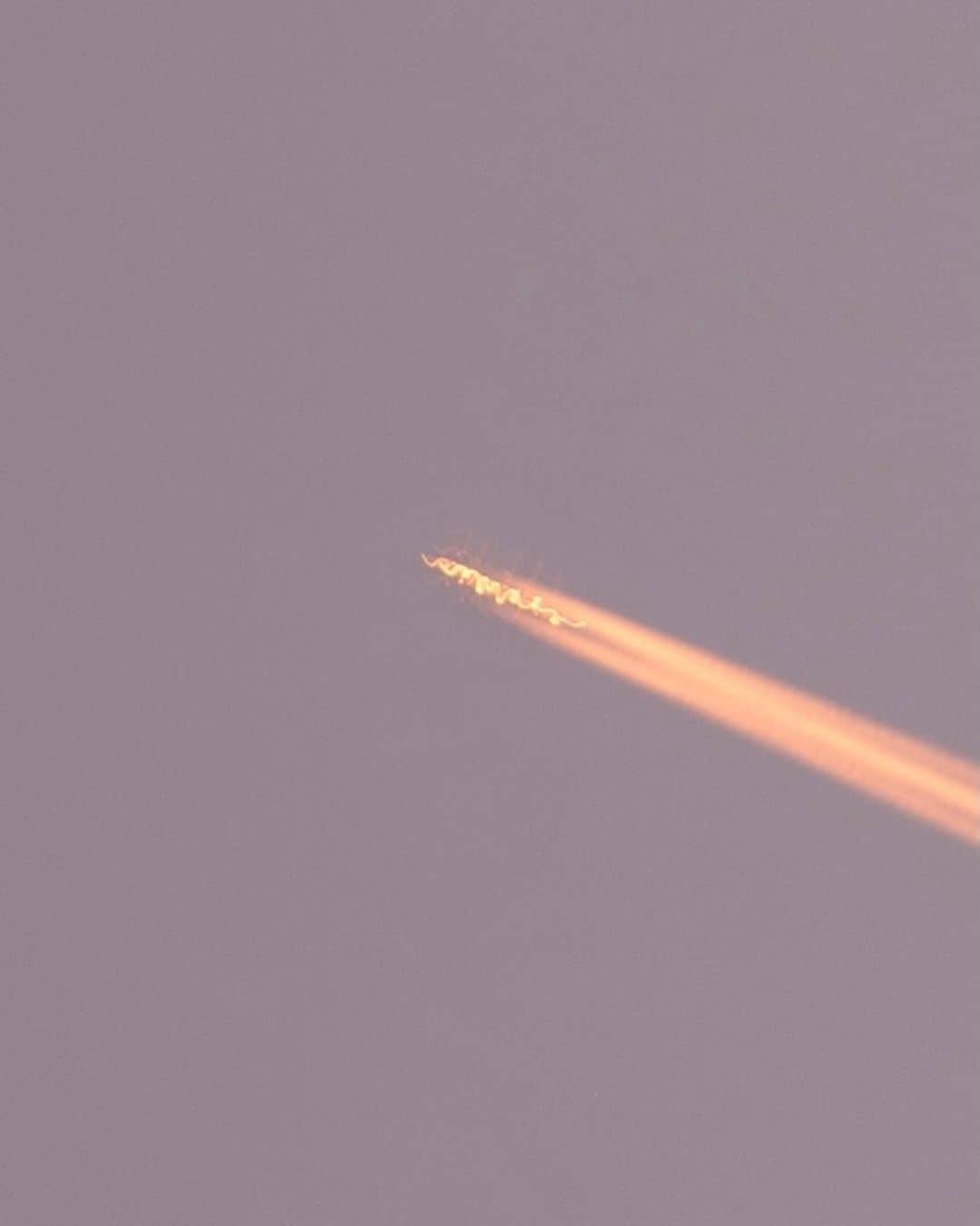SHOCK EYEさんのインスタグラム写真 - (SHOCK EYEInstagram)「結局、伊勢の空で偶然撮影したこの光は一体何だったんだろう？ 画像をアップしてビックリ💦 火の玉？🔥龍？🐉UFO？🛸飛行機？✈️隕石？☄️  #伊勢 #未確認飛行物 #japantravel #japantrip #canon #canonR5 #beautifuldestinations #discoverjapan #discoverearth #voyaged #awesome_photographers #IamATraveler #wonderful_places #japanphoto #japanphotography #japan_of_insta #livingonearth #theglobewanderer」6月13日 17時22分 - shockeye_official