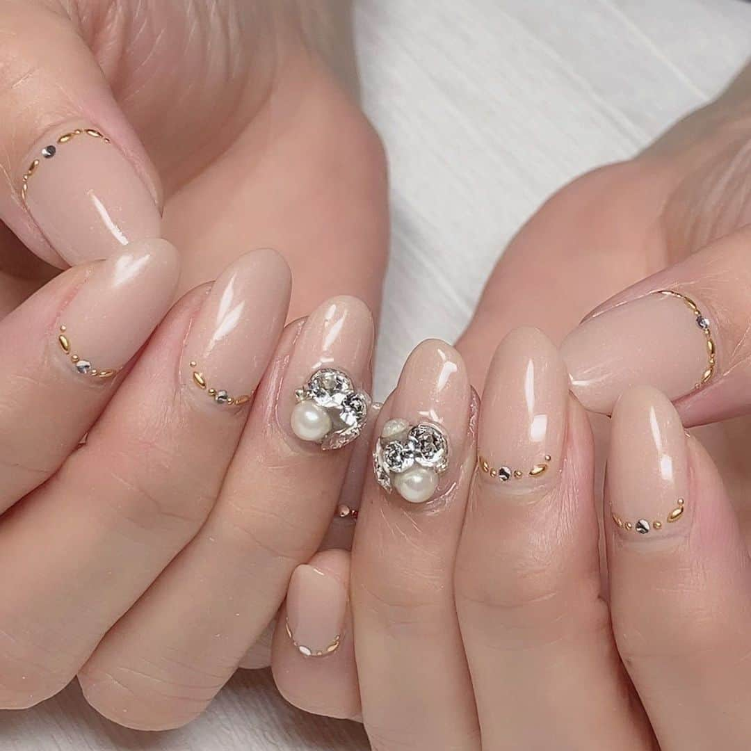 矢部美穂さんのインスタグラム写真 - (矢部美穂Instagram)「6月のネイル💅 竹井さんにお願いすると本当に素敵に仕上げてくれる✨　@mani_couture_rietakei   薬指のパールとストーンが存在感があって💕  毎月のネイルのデザインが楽しみなことも 気持ちをあげてくれます😊  #ネイル #マニクチュール  #三軒茶屋ネイル #女子力 #40代  #矢部美穂」6月13日 18時25分 - miho.yabe.0607