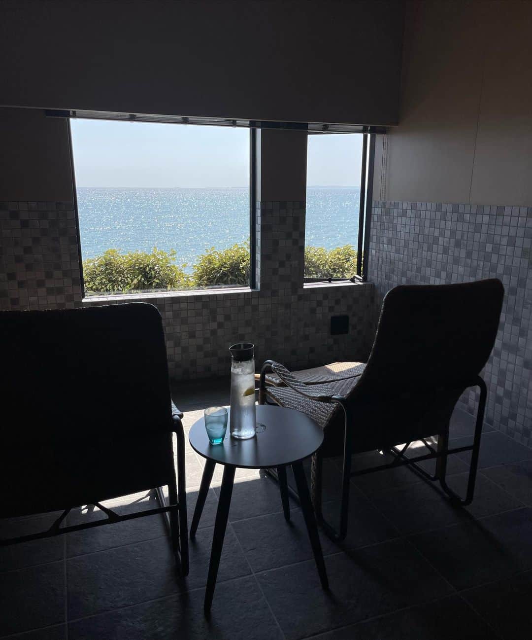 唯可（yuika）さんのインスタグラム写真 - (唯可（yuika）Instagram)「海を見ながら整える さいくぅなサウナ🧖‍♀️🤍 @umi_saunacafe   はぁ〜🥱めちゃくちゃ最高なサウナを見つけてしまいました♨️ サウナの温度もしっかり100度くらいあって 水風呂も部屋に完備✌️ 整う椅子から見えるのは絶景の海🏖 海大好き人間からしたらもう最高な空間🥰  全室個室で4名まで入れるみたいだよ✌️ 千葉にあるからゴルフ終わりにサウナ行くコースとかめちゃくちゃ良さそう❣️  また行きたいなぁと思えるサウナでした✨✨✨  #サウナ#サウナ女子#サウナー#サウナイキタイ#サウナ部 #サウナ好きな人と繋がりたい#水着#サウナハット#ととのう#水風呂#個室サウナ#千葉サウナ#サウナ好き  #サウナ飯#カフェ#千葉カフェ#ゆうみサウナカフェ#サウナカフェ」6月13日 18時56分 - yu.i.k.a