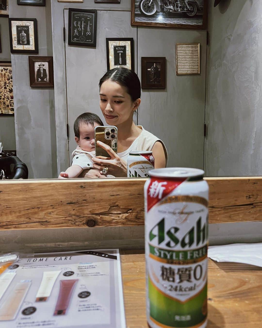 尾崎紗代子さんのインスタグラム写真 - (尾崎紗代子Instagram)「. 1〜４枚目完成図。💇‍♀️ ５枚目以降現実。  @merry_official_account で @kenu_terui と一緒に 髪の毛を綺麗にしてもらいました😊  長男はじーたんばーたん🏠にお泊まり中👦 長女と次女を連れて🏃  長女の園はずっと給食なのでお弁当を 作る機会が無く、 いつも長男のお弁当を横で少し羨ましそうに見てました。 というわけで、今日はお弁当作ってあげるからね！😊 って話してたら 凄い喜んでて、案の定開封の儀も大喜び。 (偏食気味なので、中身は気にしないでください。爆)  この数分後に下にお弁当ぶちまけて🍱 (スタッフさんごめんなさい😭) 母の少しの努力はまさに水の泡😊 長女はお弁当喜んでた割に大して悲しんで無くて まぁそれはそれで一安心。笑  そんな事はさておき、 ビールを飲みながら ●ストレートパーマ ●黒染め ●毛先カット をしてもらって本当に超すっきり！！  @hayato_merry いつも素早く、完璧な施術。 的確なアドバイスもありがとう😊  ストレートパーマしておくと、 日々のヘアセットが超楽です。  メリーは個室があるから、 子連れの私たちは本当に大助かり😊 スタッフの皆様もお優しく、 家族共々メリーが大好きです😊 今後ともよろしくお願いします🙇‍♂️  母は華金にビール3缶飲んでほろ酔いでした。←  #momlife #mommylife #mommy  #育児 #ママライフ  #5歳 #3歳 #0歳9ヶ月 #motherof3 #motherhood  #family #familyphoto #子連れ飛行機 #3人育児  #3児のママ #3児ママ #0歳 #赤ちゃん #japanese #tokyo #mom #mother #blackhair #黒髪 #makeup #hairmake」6月13日 19時03分 - osayo_osayo