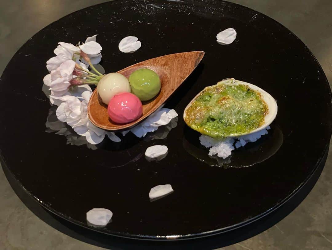 黒澤ゆりかさんのインスタグラム写真 - (黒澤ゆりかInstagram)「少し前ですが、ヴァイオリンメンバーで久しぶりのTAKAZAWAさん✨  猫のクッキーは保護猫への支援になるそうです😌🐈  今回もとっても感動のお食事でした🍽😋  コツコツが大切な🎻 老後の趣味までにいろんな曲沢山弾ける様になるといいな♪😆  #takazawa  #🎻」6月13日 19時06分 - yurikakurosawa