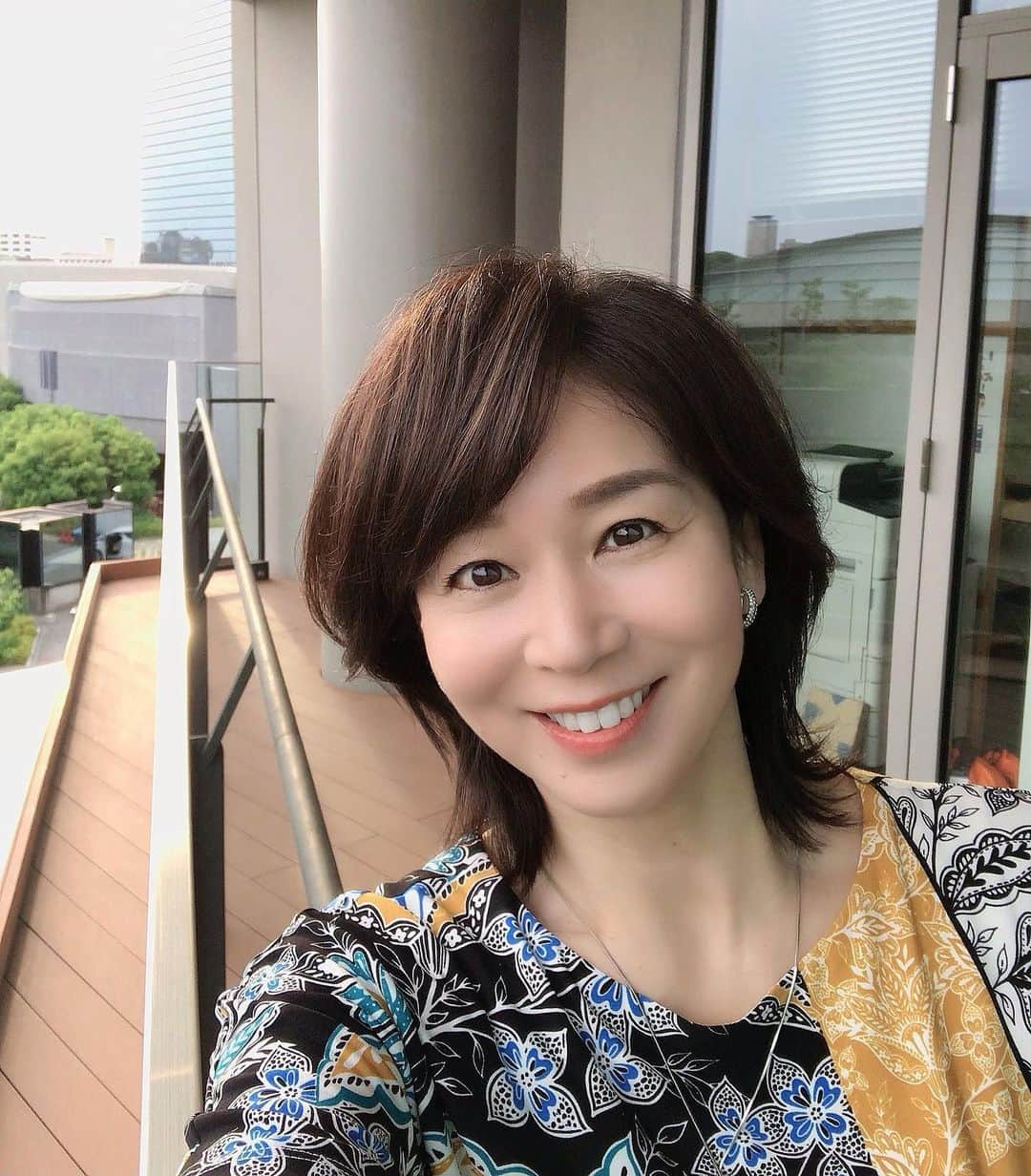 伊藤聡子さんのインスタグラム写真 - (伊藤聡子Instagram)「読売テレビのテラスで📷ten.の衣装はエスニックなボタニカル柄のワンピースでした😊  お天気の蓬莱さんからオリジナルで作ったペンをいただきました！かわいい💕そしてクリップがわりにもなる💕  今日のちょっとしぶい富士さま、そして先週福岡に飛んだ上空からの富士さま✨ 雪が溶けて夏のお姿になってきました😆 #かんさい情報ネットten #気象予報士蓬莱さんのペン#梅雨空の富士山#伊藤聡子」6月13日 19時45分 - satokoito73