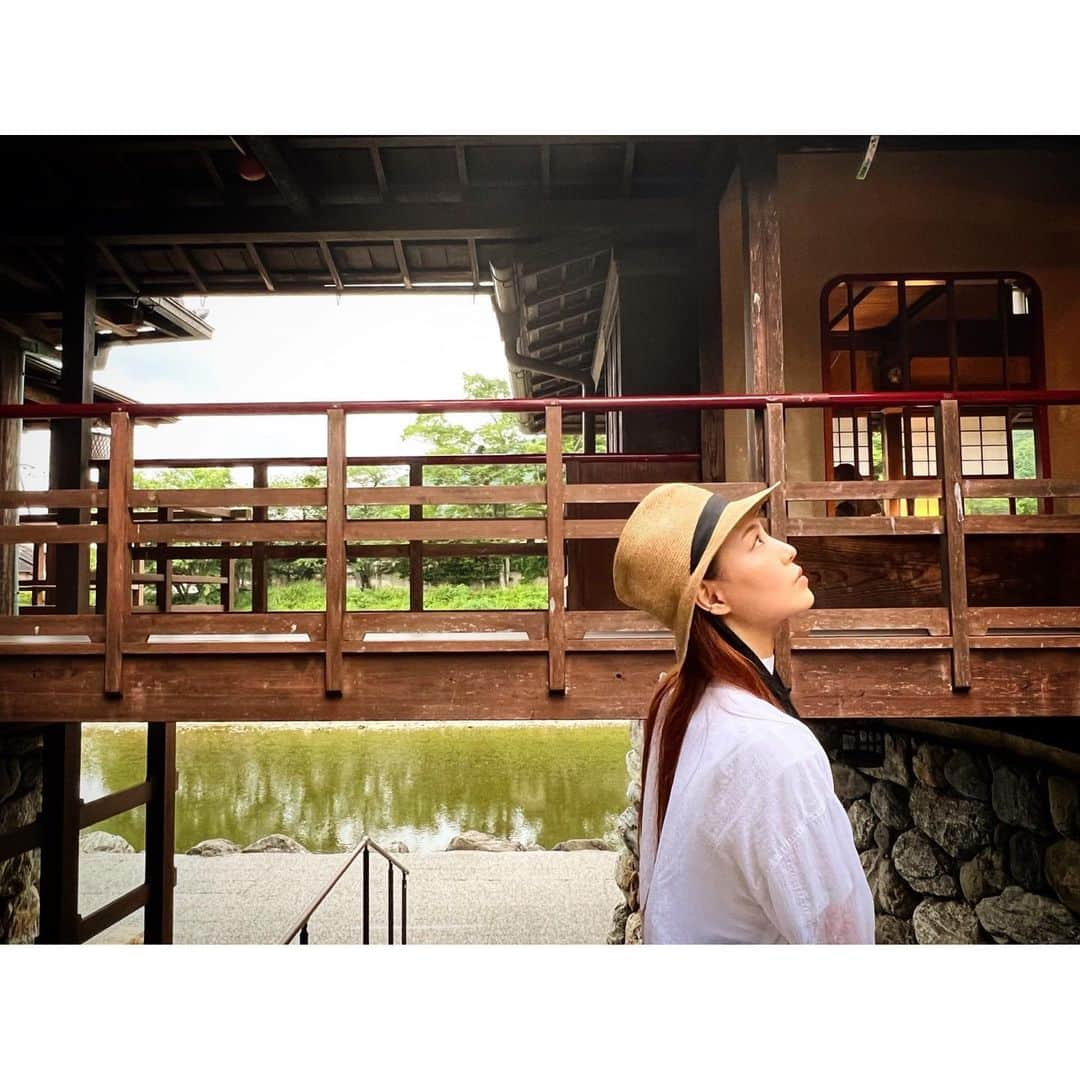 田野アサミさんのインスタグラム写真 - (田野アサミInstagram)「⛩🍃🌳🌿 名古屋のイベントの後のお話。 沢山写真があって選ぶのに時間がかかっちゃった🫣✨ 麻里奈はいつも最高を見つけてくれる！ #田野アサミ#井上麻里奈#公式彼氏 #asamitano#marinainoue#NAGOYA#isejingu 手を合わせる彼女の横顔をずーっと魅入ってしまった。 #伊勢神宮 様✨🌞ありがとうございました。おじゃましました。また会いに行きますね。」6月13日 19時54分 - tano_asami