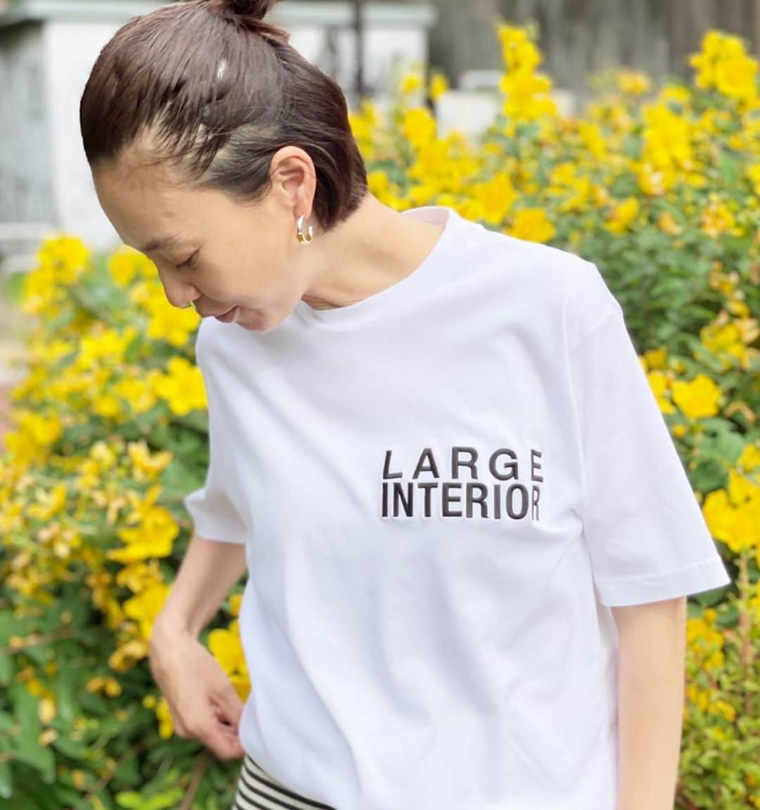 浅見れいなさんのインスタグラム写真 - (浅見れいなInstagram)「今日は梅雨の中休み☂️ 暑かったですね🤲 おろしたてのTシャツで気分がいい1日でした😊 @largeinterior  ロゴが刺繍になってるこだわりTシャツ❣️」6月13日 20時14分 - reina_asami