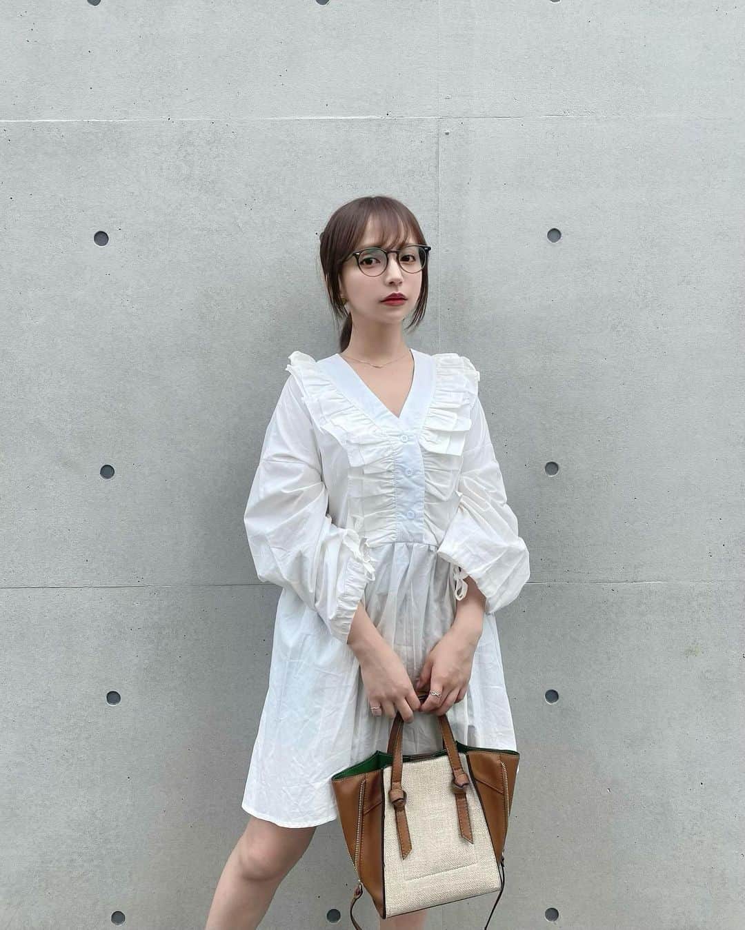 平尾優美花（ゆみちぃ）さんのインスタグラム写真 - (平尾優美花（ゆみちぃ）Instagram)「ガーリーなきぶん🫖🤍 @amail_official  楽で可愛いので夏はワンピたくさん集めたいな〜！  可愛いくなりすぎないように、まとめ髪、メガネとかで着てみた👓  #148cm#148cmコーデ#低身長女子#低身長コーデ#低身長ファッション#ちびコーデ」6月13日 20時16分 - hirao_yumika