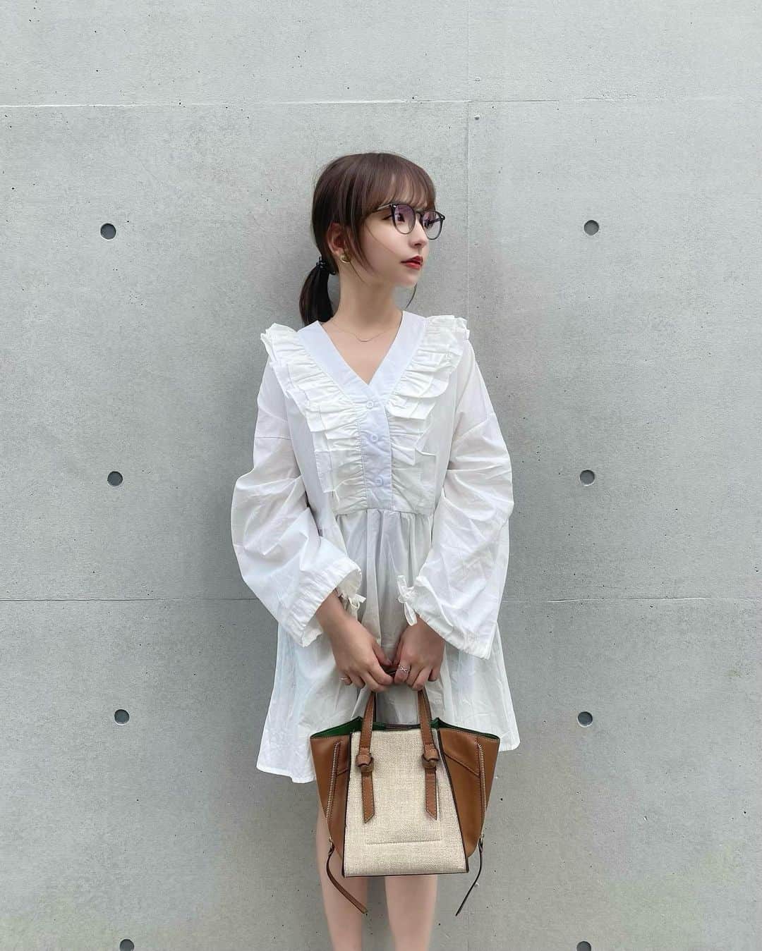 平尾優美花（ゆみちぃ）さんのインスタグラム写真 - (平尾優美花（ゆみちぃ）Instagram)「ガーリーなきぶん🫖🤍 @amail_official  楽で可愛いので夏はワンピたくさん集めたいな〜！  可愛いくなりすぎないように、まとめ髪、メガネとかで着てみた👓  #148cm#148cmコーデ#低身長女子#低身長コーデ#低身長ファッション#ちびコーデ」6月13日 20時16分 - hirao_yumika