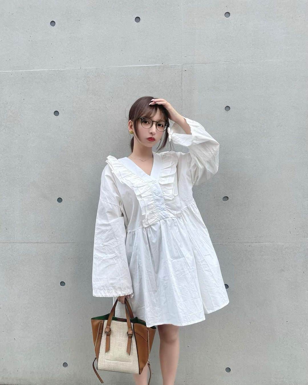 平尾優美花（ゆみちぃ）さんのインスタグラム写真 - (平尾優美花（ゆみちぃ）Instagram)「ガーリーなきぶん🫖🤍 @amail_official  楽で可愛いので夏はワンピたくさん集めたいな〜！  可愛いくなりすぎないように、まとめ髪、メガネとかで着てみた👓  #148cm#148cmコーデ#低身長女子#低身長コーデ#低身長ファッション#ちびコーデ」6月13日 20時16分 - hirao_yumika