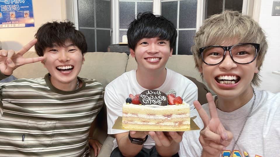 すしらーめん《りく》さんのインスタグラム写真 - (すしらーめん《りく》Instagram)「23歳の誕生日2人が祝ってくれましたー！！幸せだー！！  今年も笑える動画作れるように頑張るぞ〜🔥 #誕生日 #ケーキ」6月13日 20時30分 - sushi_riku