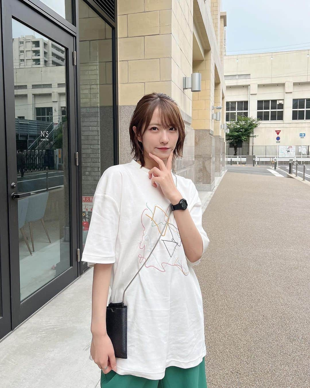 小嶋花梨さんのインスタグラム写真 - (小嶋花梨Instagram)「⁡ ⁡ #ZARA でゲットしたメンズTシャツ!! ⁡ あえてダボッと着たくてXLにしてみたけど、 めっちゃ可愛かった🫢🤍 ⁡ ⁡ #Tシャツ #夏コーデ #カラーパンツ #PAGEBOY #ショートカット #ショートウルフ #ショートヘアアレンジ」6月13日 20時57分 - nmb_kojima_48