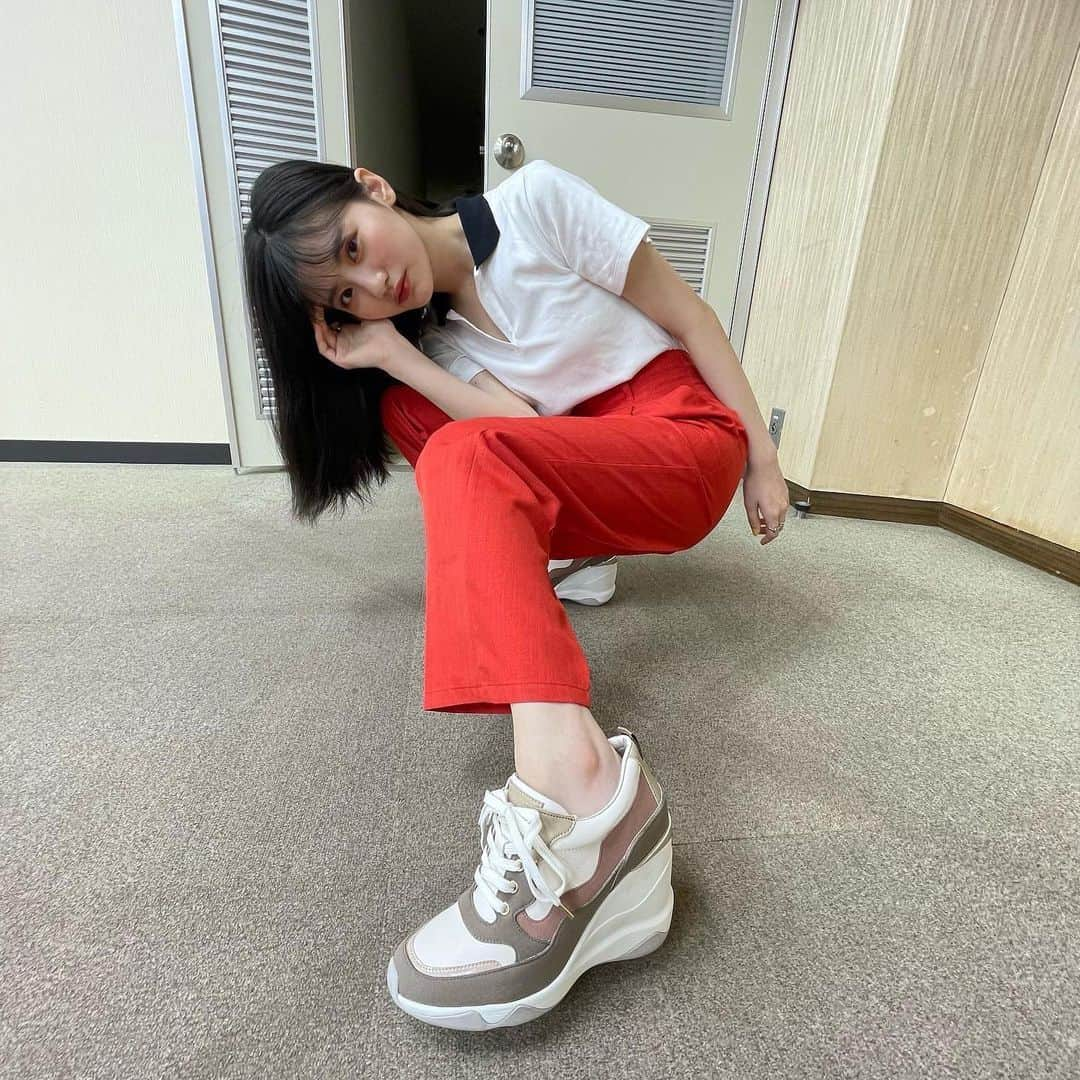 関谷瑠紀さんのインスタグラム写真 - (関谷瑠紀Instagram)「. 先日、@dianashoespress さんの展示会に行ってきました👢 ⁡ 360度可愛い靴に囲まれてとても幸せでした✨ おしゃれでこれからの季節履きたいなと思う商品ばかりで、 見ていてとても楽しかったです…！ ありがとうございました！ ⁡ 気になったものが沢山あったのですが、たまたまサイズ確認のために履かせて頂いたスニーカーがとても可愛くてGETしちゃいました🤍 ⁡ 色味といい、厚底といい、履き心地といい 全部お気に入りです！これから大愛用する予定♪ ⁡ #DIANA #ダイアナ #展示会 #靴#スニーカー #nicola #ニコラ #ニコモ #関谷瑠紀」6月13日 21時08分 - ruki_0808