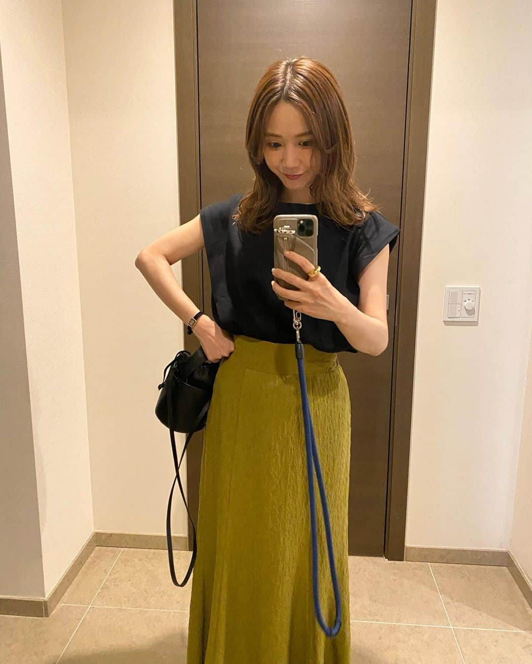 田中里奈さんのインスタグラム写真 - (田中里奈Instagram)「土曜日から全国のしまむらさんの店頭に並んだ〝mysa closet〟、お店やオンラインで手に取って下さった皆様、本当にありがとうございます！  お店で買ったよ見たよっていう連絡をくれたお友達や、 #mysacloset や #しまりな のハッシュタグで買ったものやコーデを載せて下さった方、メッセージをくれた方もたくさんいて、発売日は嬉しくて一人泣いてました😭（こういう時すぐ泣く〜😭） プロデュースした私自身、皆さんの投稿を見てこうやって着たら可愛いんだなって新しい発見がたくさん✨ こうやってこれからmysa closetがみんなと育んでいけたらいいな、と改めて。 そして私も皆さんに負けないように着こなしとか載せていかねば👊って思いました😌  ▶︎画像はmysaのお洋服でコーデしたいろいろです〜 mysa closet以外はタグ付けしておくね！  --------  発売当日の土曜日は、スマホが朝から壊れるトラブルがあったのですが、たくさんの愛にふれて最高の一日でした。 しまむらも無事に発売してみんなの手元に届けられたし、ミスチルのライブにも行けたし、本当に幸せすぎた…！！  世界はいろんな愛のかたちで溢れてる。 私もそれを届ける人でありたいし、そのバトンがつながっていくといいな。  #rina_outfit ←日々のコーデはこちらに #mysacloset #田中里奈コラボ #しまむら #プチプラコーデ #しまパト #プチプラ #プチプラコーデ #田中里奈」6月13日 21時40分 - tanakaofficial