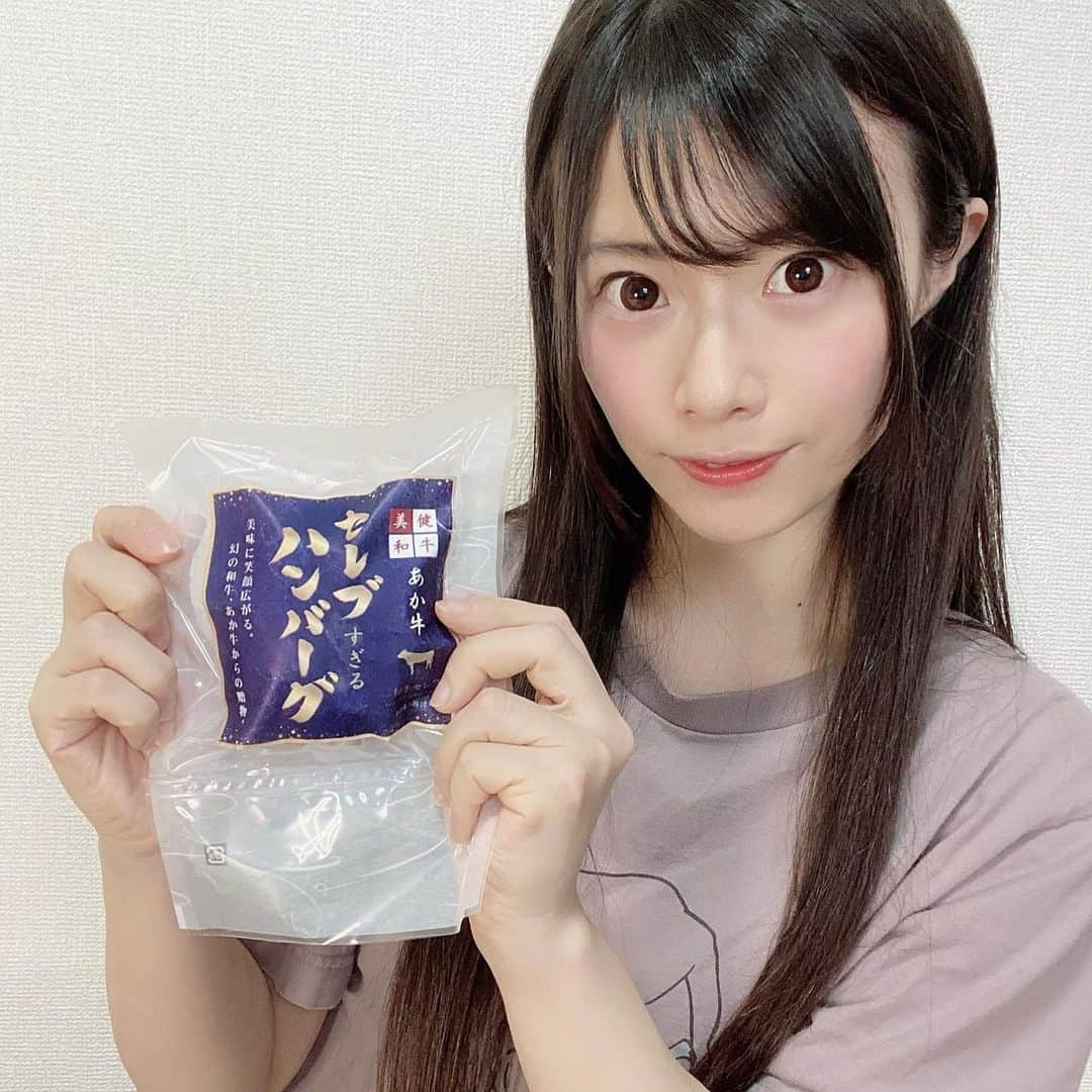 天津いちはさんのインスタグラム写真 - (天津いちはInstagram)「YouTubeで話題沸騰中♪【和牛セレブの『セレブすぎるハンバーグ』 を少し早い父の日のプレゼントにしました🎁 包装もとても素敵で とても喜んでもらえてよかったです🥰  流通量１％　奇跡のあか牛を使用した「セレブすぎるハンバーグ」  ・ミシュラン星つきホテルで活躍したシェフ監修 ・4度のTwitterトレンドランキング入り♪ ・流通量1%の幻の和牛あか牛を使用した『セレブすぎるハンバーグ』 ・製造母体は100年の歴史があり、熟練の職人が磨き上げたお肉を外交の場で各国の大統領や海外VIPなどにふるまわれているそうです  PR @wagyu.gift #父の日 #父の日プレゼント #父の日ギフト #グルメギフト #セレブすぎるハンバーグ #お中元 #御中元 #和牛セレブ #和牛セレブ🐮」6月13日 21時43分 - ichichiha