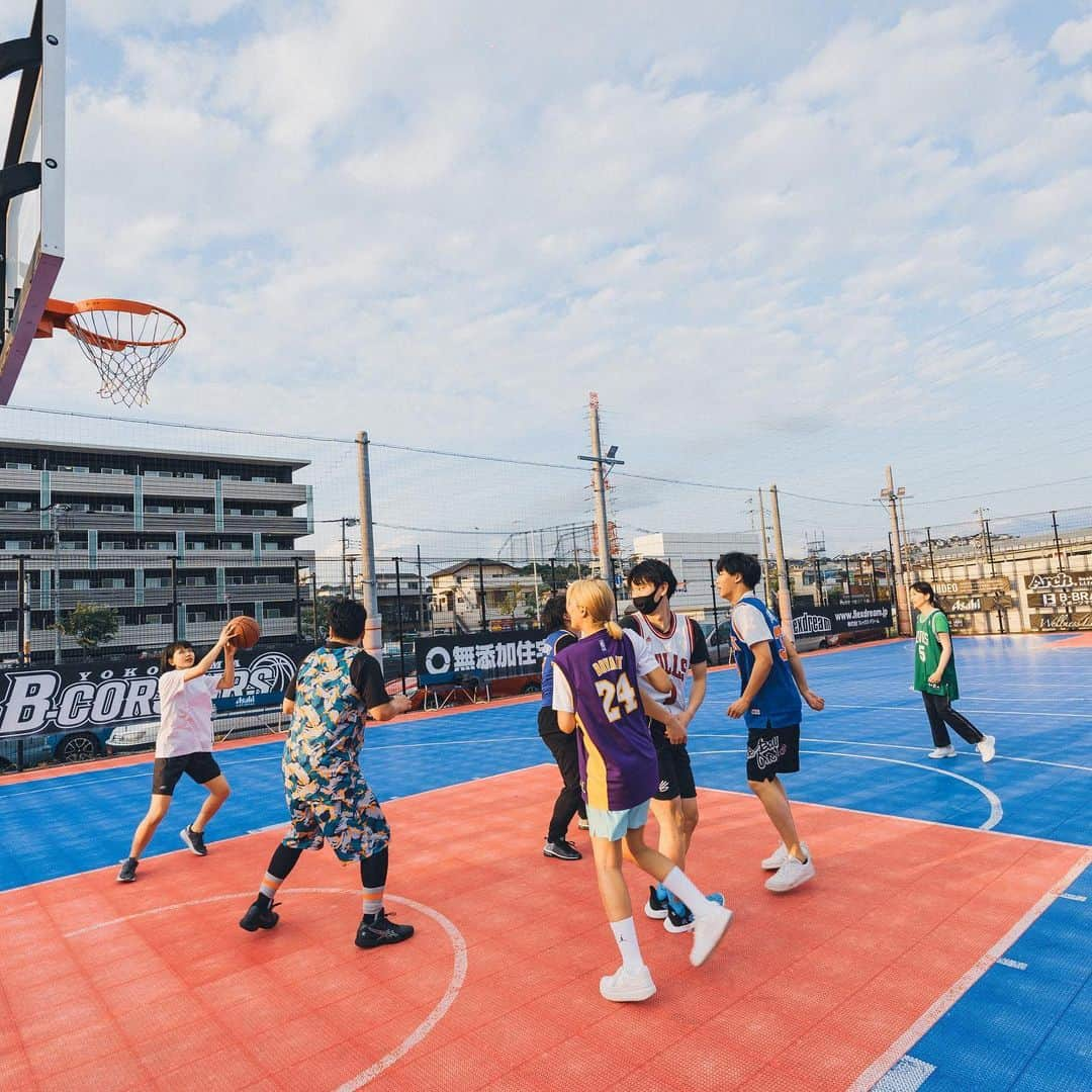 ききまるさんのインスタグラム写真 - (ききまるInstagram)「バスケ⛹️‍♀️ . TikTokerの集い(?) クリエイター集団(?)のバスケに参加してきました🏀 #第二回 . 普段運動不足すぎて筋力もなくなってボールがめっちゃ重く感じた、、、、 リングにボール届かん笑 体も重くてしんどかった笑 . 一応バスケ部だったんだけどな？？？ おかしいな？？？？？ . . 服は　@muwe.c が選んでくれたよ🏀 . 📸 @_ryota_seto  .  #バスケ女子 #バスケ部 #バスケユニフォーム #バスケ好きな人と繋がりたい #バスケ練習 #バスケ好き」6月13日 22時56分 - kikigram_97