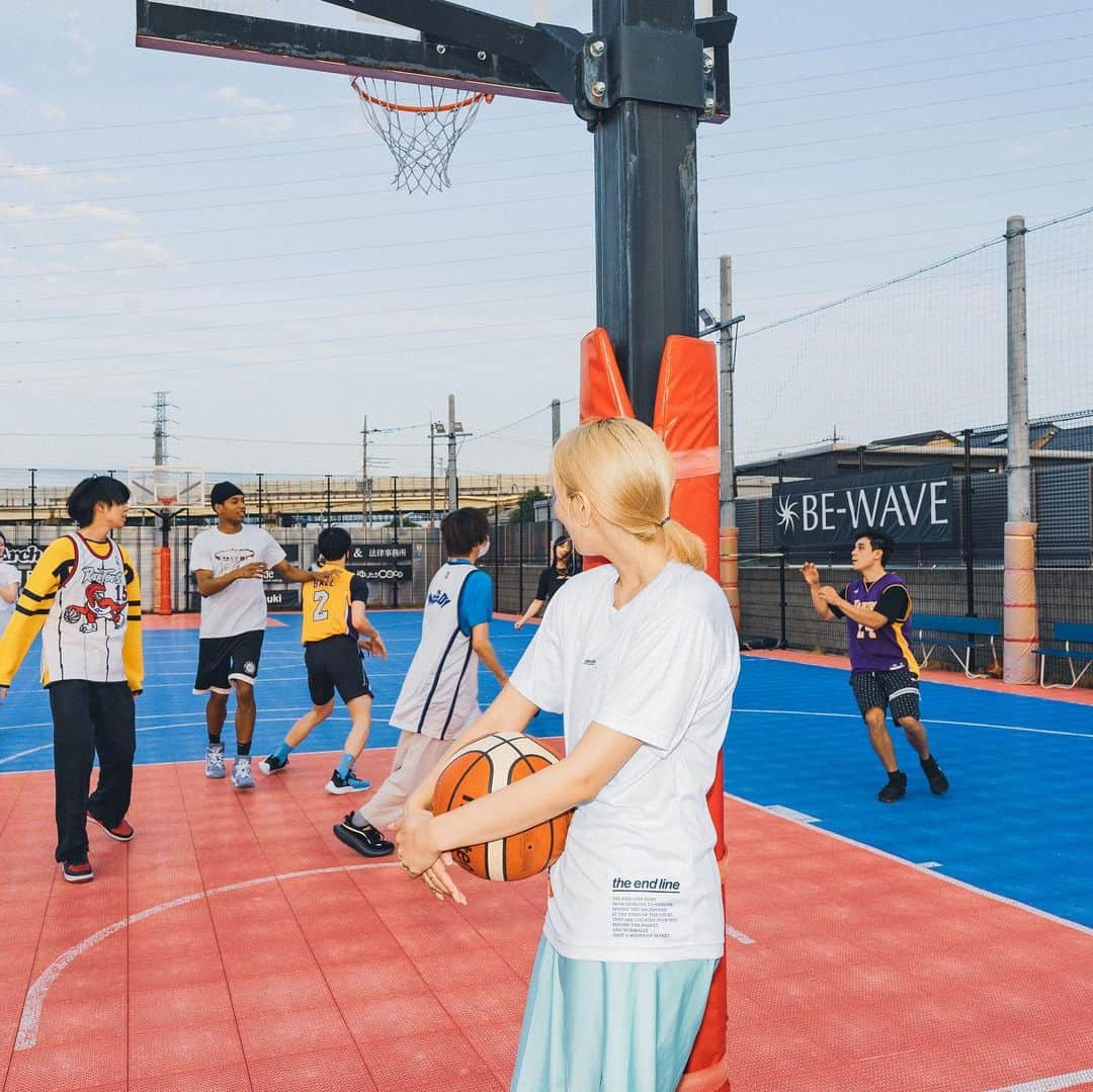 ききまるさんのインスタグラム写真 - (ききまるInstagram)「バスケ⛹️‍♀️ . TikTokerの集い(?) クリエイター集団(?)のバスケに参加してきました🏀 #第二回 . 普段運動不足すぎて筋力もなくなってボールがめっちゃ重く感じた、、、、 リングにボール届かん笑 体も重くてしんどかった笑 . 一応バスケ部だったんだけどな？？？ おかしいな？？？？？ . . 服は　@muwe.c が選んでくれたよ🏀 . 📸 @_ryota_seto  .  #バスケ女子 #バスケ部 #バスケユニフォーム #バスケ好きな人と繋がりたい #バスケ練習 #バスケ好き」6月13日 22時56分 - kikigram_97