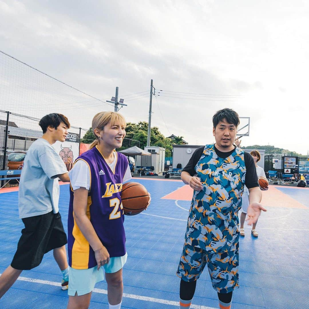 ききまるさんのインスタグラム写真 - (ききまるInstagram)「バスケ⛹️‍♀️ . TikTokerの集い(?) クリエイター集団(?)のバスケに参加してきました🏀 #第二回 . 普段運動不足すぎて筋力もなくなってボールがめっちゃ重く感じた、、、、 リングにボール届かん笑 体も重くてしんどかった笑 . 一応バスケ部だったんだけどな？？？ おかしいな？？？？？ . . 服は　@muwe.c が選んでくれたよ🏀 . 📸 @_ryota_seto  .  #バスケ女子 #バスケ部 #バスケユニフォーム #バスケ好きな人と繋がりたい #バスケ練習 #バスケ好き」6月13日 22時56分 - kikigram_97