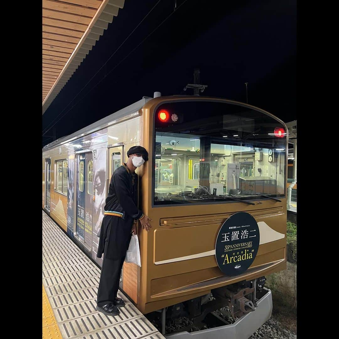 遠藤勇樹さんのインスタグラム写真 - (遠藤勇樹Instagram)「. 玉置浩二　 35th ANNIVERSARY  LEGENDARY SYMPHONIC CONCERT 2022 “Arcadia”  行ってきました。。  最高…  毎回本当に泣いてしまう…泣くつもりなんて全くないのに泣いてしまう。マスクぐちゃぐちゃ笑  玉置さまの愛に会場が包み込まれてました。 素晴らしいかけがえのない時間でした😭😭😭 あの優しく力強い歌声は何度聴いても鳥肌が立つ。。 アンコール後、玉置さまへのサプライズなのかな？ソロデビュー35周年を祝ってなのか ツアー終了お疲れさまでしたなのか 花火が打ち上がってたな〜  必ず。 また行く！！！！  #玉置浩二 さま #Arcadia #河口湖ステラシアター #帰りもまさかのArcadia号」6月13日 23時22分 - endopeeeace_1027