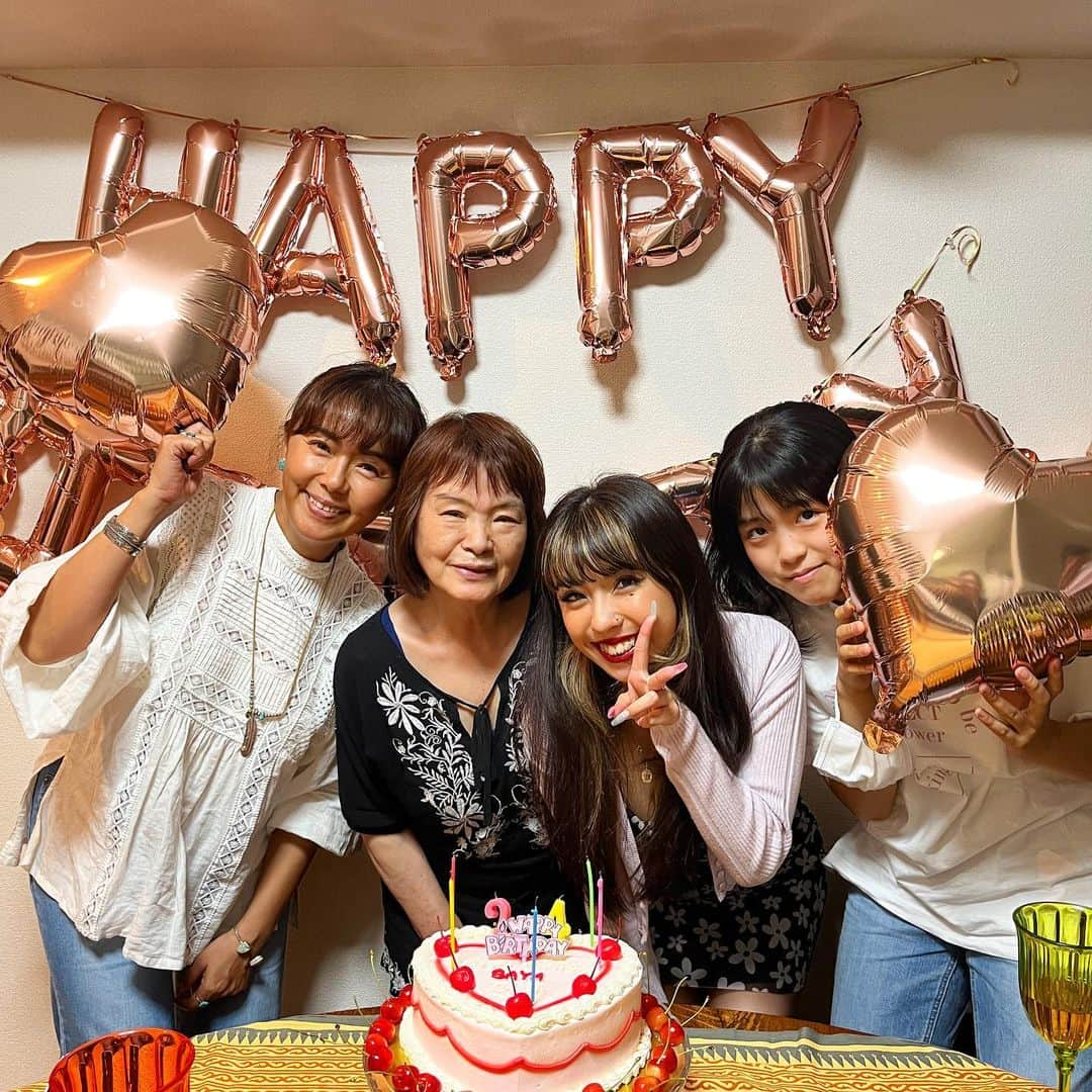 田中律子さんのインスタグラム写真 - (田中律子Instagram)「娘っ子、24歳の誕生日🎂🎉 田中家でお祝いパーティー🥂 ひぃおばぁちゃんが入院してしまい残念だけど4世代にならず🥺  1998年6月13日18時46分に産まれた娘っ子をみんなでお祝い㊗️  まだまだ心配もいっぱいだけど、見守るしかないよねぇ💛こうして一緒にいれる時間を愛しんでいこう✨私の宝物よ、産まれてきてくれてありがとう💛  #happybirthday  #mysweetheart  #mydouther  #24歳  #お誕生日おめでとう  #むかつくけど  #愛おしいが止まらない  #たった1人の宝物」6月13日 23時27分 - ri2kotanaka