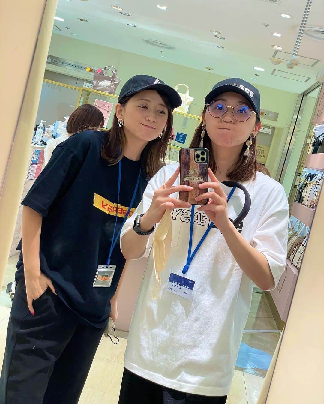 小松彩夏さんのインスタグラム写真 - (小松彩夏Instagram)「⁡ ⁡ ⁡ 【502EASY POPUP STORE】 ⁡ 『502EASY SUMMER  Limited T-shirts Collection 2022』 ⁡ 無事に終了いたしました‼️ そして撤収作業も無事に終わりました✨ ⁡ 期間中、沢山のお客様にお越しいただき、本当にありがとうございました🙇‍♀️ ⁡ 当初の予定を上回るご来店、並びに、お買い上げいただき商品が品薄となってしまうこともあり、ご迷惑をおかけいたしました🙇‍♀️ ⁡ ただ品薄になったおかげで撤収作業も思いの外、早く終わりました👏👏👏笑 ⁡ それも来ていただいた皆様のおかげです🙇‍♀️ ⁡ ありがとうございます🙇‍♀️ ⁡ ⁡ 写真撮り忘れた方もいますが、今回も知り合いやお友達が沢山来てくれました🥹❤️ ⁡ みんな忙しい方々ばかりなのに 時間をみつけて来てくれる大好きな人達...🥹❤️ ⁡ これまでお世話なったマネージャーさん達 ドラマや舞台のスタッフ 共演者の皆さん、友達... ⁡ 本当に本当にありがとうございました🙇‍♀️ ⁡ ⁡ そしていつも会いに来てくれるファンの皆様、初めてお会いした皆様、本当に本当にありがとうございました🙇‍♀️ ⁡ 準備から撤収までハードスケジュールでしたが、終わってみたらなんだかやっぱり寂しくて、皆様と過ごした時間が本当に幸せな時間だったんだなぁと❤️ ⁡ 今回お手伝いしてくれたお友達の清水日向子ちゃん、さいとうみきちゃんもありがとう🥹❤️ ⁡ そしていつも一緒に私以上に頑張ってくれている @502easy チーム。 ⁡ けして若くはない私たちですが(笑)今回のポップアップへ向けて全力で頑張ってきました‼️ ⁡ きっと身体は悲鳴をあげていたと思います🥹 ⁡ それでも気付くといつも私のフォローを 沢山してくれているスタッフ🥹❤️ ⁡ このチームだからこそ 無事に終わることが出来ました✨ ⁡ いつも本当にありがとうございます🥹 ⁡ 改めて... ⁡ ご来店いただきました皆様 本当にありがとうございました🙇‍♀️ ⁡ 引き続き @502easy を よろしくお願いいたします🙇‍♀️ ⁡ ⁡ ⁡ #502EASY #502EASYコーデ #小松彩夏 #こまっちゃん #ストリート系女子 #ストリートファッション #ストリートコーデ #メンズライク #メンズライクコーデ #カジュアルファッション #カジュアルコーデ #夏コーデ #大人ストリート #ボーイッシュコーデ#大人カジュアル #Tシャツ #新作 #新作発表 #ポップアップストア #ポップアップ #池袋パルコ」6月13日 23時44分 - official_ayaka_502