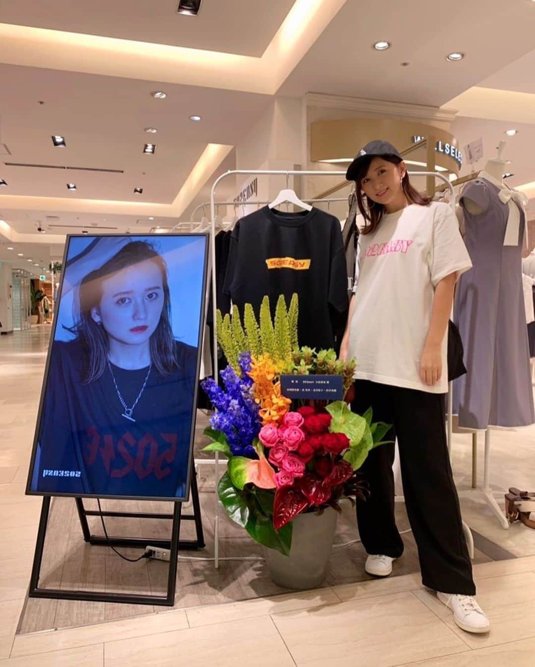 小松彩夏さんのインスタグラム写真 - (小松彩夏Instagram)「⁡ ⁡ ⁡ 【502EASY POPUP STORE】 ⁡ 『502EASY SUMMER  Limited T-shirts Collection 2022』 ⁡ 無事に終了いたしました‼️ そして撤収作業も無事に終わりました✨ ⁡ 期間中、沢山のお客様にお越しいただき、本当にありがとうございました🙇‍♀️ ⁡ 当初の予定を上回るご来店、並びに、お買い上げいただき商品が品薄となってしまうこともあり、ご迷惑をおかけいたしました🙇‍♀️ ⁡ ただ品薄になったおかげで撤収作業も思いの外、早く終わりました👏👏👏笑 ⁡ それも来ていただいた皆様のおかげです🙇‍♀️ ⁡ ありがとうございます🙇‍♀️ ⁡ ⁡ 写真撮り忘れた方もいますが、今回も知り合いやお友達が沢山来てくれました🥹❤️ ⁡ みんな忙しい方々ばかりなのに 時間をみつけて来てくれる大好きな人達...🥹❤️ ⁡ これまでお世話なったマネージャーさん達 ドラマや舞台のスタッフ 共演者の皆さん、友達... ⁡ 本当に本当にありがとうございました🙇‍♀️ ⁡ ⁡ そしていつも会いに来てくれるファンの皆様、初めてお会いした皆様、本当に本当にありがとうございました🙇‍♀️ ⁡ 準備から撤収までハードスケジュールでしたが、終わってみたらなんだかやっぱり寂しくて、皆様と過ごした時間が本当に幸せな時間だったんだなぁと❤️ ⁡ 今回お手伝いしてくれたお友達の清水日向子ちゃん、さいとうみきちゃんもありがとう🥹❤️ ⁡ そしていつも一緒に私以上に頑張ってくれている @502easy チーム。 ⁡ けして若くはない私たちですが(笑)今回のポップアップへ向けて全力で頑張ってきました‼️ ⁡ きっと身体は悲鳴をあげていたと思います🥹 ⁡ それでも気付くといつも私のフォローを 沢山してくれているスタッフ🥹❤️ ⁡ このチームだからこそ 無事に終わることが出来ました✨ ⁡ いつも本当にありがとうございます🥹 ⁡ 改めて... ⁡ ご来店いただきました皆様 本当にありがとうございました🙇‍♀️ ⁡ 引き続き @502easy を よろしくお願いいたします🙇‍♀️ ⁡ ⁡ ⁡ #502EASY #502EASYコーデ #小松彩夏 #こまっちゃん #ストリート系女子 #ストリートファッション #ストリートコーデ #メンズライク #メンズライクコーデ #カジュアルファッション #カジュアルコーデ #夏コーデ #大人ストリート #ボーイッシュコーデ#大人カジュアル #Tシャツ #新作 #新作発表 #ポップアップストア #ポップアップ #池袋パルコ」6月13日 23時44分 - official_ayaka_502