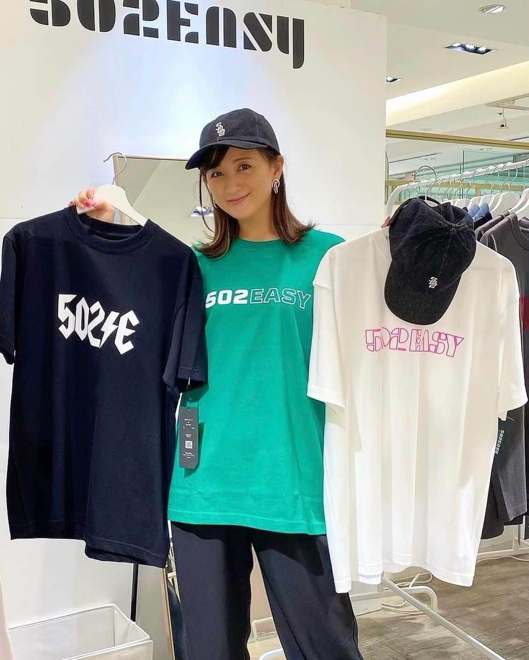 小松彩夏さんのインスタグラム写真 - (小松彩夏Instagram)「⁡ ⁡ ⁡ 【502EASY POPUP STORE】 ⁡ 『502EASY SUMMER  Limited T-shirts Collection 2022』 ⁡ 無事に終了いたしました‼️ そして撤収作業も無事に終わりました✨ ⁡ 期間中、沢山のお客様にお越しいただき、本当にありがとうございました🙇‍♀️ ⁡ 当初の予定を上回るご来店、並びに、お買い上げいただき商品が品薄となってしまうこともあり、ご迷惑をおかけいたしました🙇‍♀️ ⁡ ただ品薄になったおかげで撤収作業も思いの外、早く終わりました👏👏👏笑 ⁡ それも来ていただいた皆様のおかげです🙇‍♀️ ⁡ ありがとうございます🙇‍♀️ ⁡ ⁡ 写真撮り忘れた方もいますが、今回も知り合いやお友達が沢山来てくれました🥹❤️ ⁡ みんな忙しい方々ばかりなのに 時間をみつけて来てくれる大好きな人達...🥹❤️ ⁡ これまでお世話なったマネージャーさん達 ドラマや舞台のスタッフ 共演者の皆さん、友達... ⁡ 本当に本当にありがとうございました🙇‍♀️ ⁡ ⁡ そしていつも会いに来てくれるファンの皆様、初めてお会いした皆様、本当に本当にありがとうございました🙇‍♀️ ⁡ 準備から撤収までハードスケジュールでしたが、終わってみたらなんだかやっぱり寂しくて、皆様と過ごした時間が本当に幸せな時間だったんだなぁと❤️ ⁡ 今回お手伝いしてくれたお友達の清水日向子ちゃん、さいとうみきちゃんもありがとう🥹❤️ ⁡ そしていつも一緒に私以上に頑張ってくれている @502easy チーム。 ⁡ けして若くはない私たちですが(笑)今回のポップアップへ向けて全力で頑張ってきました‼️ ⁡ きっと身体は悲鳴をあげていたと思います🥹 ⁡ それでも気付くといつも私のフォローを 沢山してくれているスタッフ🥹❤️ ⁡ このチームだからこそ 無事に終わることが出来ました✨ ⁡ いつも本当にありがとうございます🥹 ⁡ 改めて... ⁡ ご来店いただきました皆様 本当にありがとうございました🙇‍♀️ ⁡ 引き続き @502easy を よろしくお願いいたします🙇‍♀️ ⁡ ⁡ ⁡ #502EASY #502EASYコーデ #小松彩夏 #こまっちゃん #ストリート系女子 #ストリートファッション #ストリートコーデ #メンズライク #メンズライクコーデ #カジュアルファッション #カジュアルコーデ #夏コーデ #大人ストリート #ボーイッシュコーデ#大人カジュアル #Tシャツ #新作 #新作発表 #ポップアップストア #ポップアップ #池袋パルコ」6月13日 23時44分 - official_ayaka_502