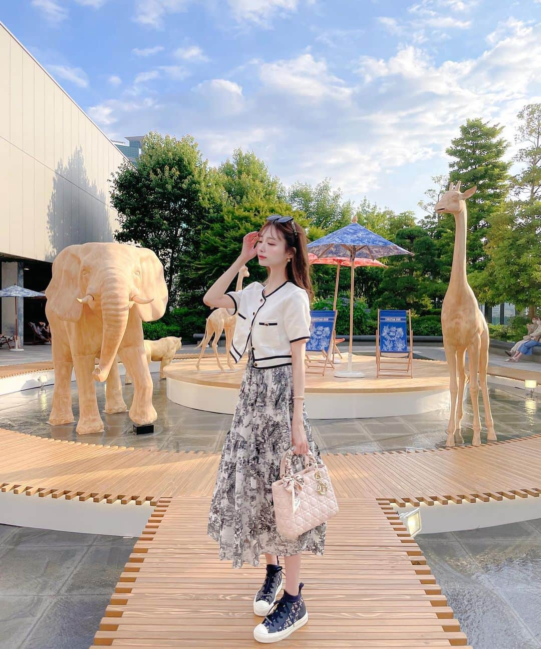 あやちゃんさんのインスタグラム写真 - (あやちゃんInstagram)「💙🧡DIORIVIERA 🐘🦒🦜 銀座SIXの屋上😳✨  このスカートはPOPUPで販売するやつ🖤🤍  POPUPの詳細はここから @avectoi_official_   トップスは #grl のものだよ♡ デニム合わせにしてもかわいいからお気に入り☆  #diorviera #dior #diorbag #ladydior #ginzasix #ディオリビエラ #ディオール #ディオールバッグ #レディディオール #ディオールスニーカー #ディオールシューズ #銀座 #銀座カフェ #東京カフェ #銀座six #銀座シックス #大人カジュアル #大人コーデ #ディオールカフェ #グレイル  #サングラスコーデ #diorsunglasses」6月13日 23時44分 - aya.you.love.r