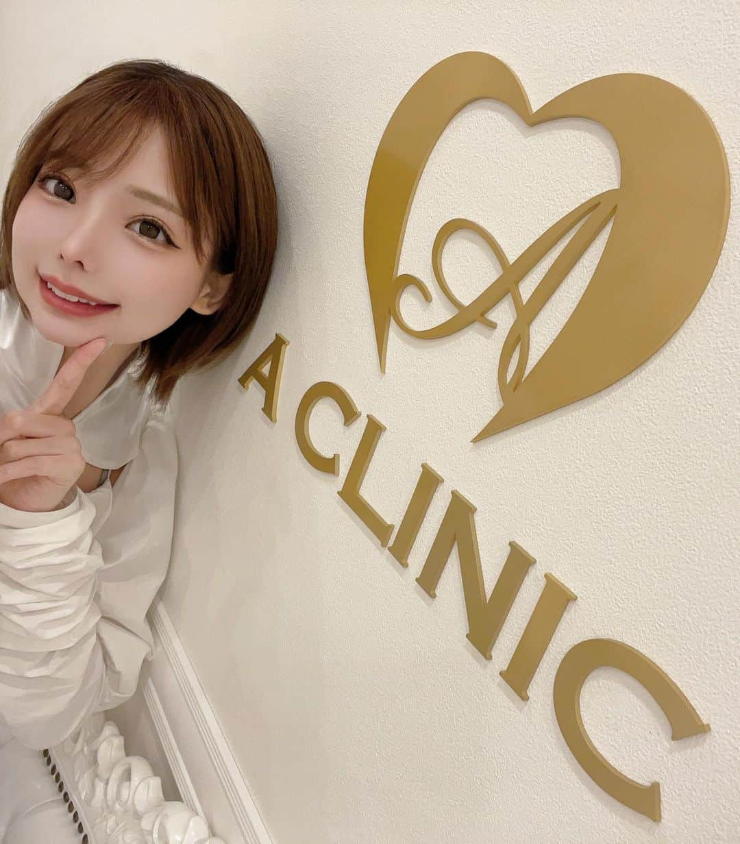 米倉みゆさんのインスタグラム写真 - (米倉みゆInstagram)「#aclinicデンタル の永江先生 @aclinic_nagae にオフィスホワイトニングやってもらいました🦷 . 歯医者さんでホワイトニングするの、5年ぶりかも？！ 施術中キーーンって痛さが拷問並みに痛くてそれが嫌でやってなかったんだけど、今回無痛すぎてやりながら寝てた😃😃笑 . やっぱり笑った時に歯が白いとテンションあがるよねー！自撮りするの楽しくなった(⊃`ω´⊂) . 東銀座から近いし、スタッフのお姉さんもいつもやさしくてまた来たくなるクリニックです！ . 次またこれたらやっぱりAスレッドきになるな~ . . . . . . #aclinic #aクリニック #エークリニック #aclinicデンタル #aclinicdental #デンタルクリニック #審美歯科 #矯正歯科 #ホワイトニング #オフィスホワイトニング #ホームホワイトニング #白い歯 #白い歯になりたい #歯科矯正 #オーラルケア #ラミネートベニア #セラミック矯正 #ワイヤー矯正 #美容好きな人と繋がりたい #歯科医師 #セラミック永江 #永江章人」6月14日 0時55分 - yone__miyu630