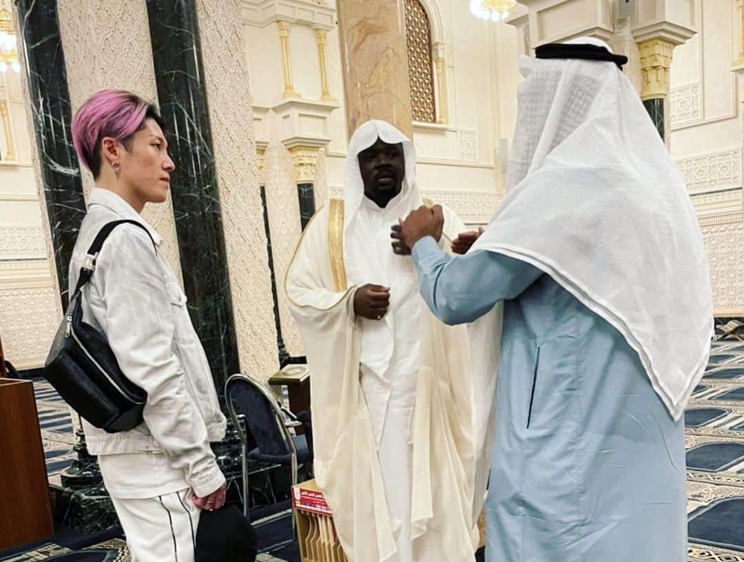雅-MIYAVI-さんのインスタグラム写真 - (雅-MIYAVI-Instagram)「At King Fahd Mosque.  Brother Mohammed showed us around the mosque and taught us the history of Muslim and its true essence.   It’s all about peace.  Me and you are not the same, we are all different but we can understand each other, we can respect each other and we can live in this world together.  ‎السَّلَامُ عَلَيْكُمْ  🙏🏻  #Repost @jeddah_events1 ・・・ ‎الفنان الياباني الشهير ‫#ماياڤي‬ يستمع لشرح عن ‎تعاليم الإسلام من أحد الدعاة في أحد مساجد ‫#جدة ‬ @miyavi_ishihara  ‎‏‪#MIYAVIinSaudiArabia‬  . . .‬⁩‬ ‎#فعاليات_جدة #دورات_جدة #مطاعم_جدة ‎#جدة_لايف‬⁩ ‏⁧‫#أنشطة_جدة #أخبار_جدة #جدة_غير #يمي_يمي #الأهلي #الاتحاد #مقاهي_جدة #كافيهات_جدة #كافيه_جده #جده_اليوم  #دليل_جدة  #أماكن_جدة  #يمي_جدة #بنات_جدة #شباب_جدة  #ردسي_مول #جدة_الان #ملاهي_الشلال #جدة #صور_جدة  #سينما_جدة」6月14日 1時56分 - miyavi_ishihara