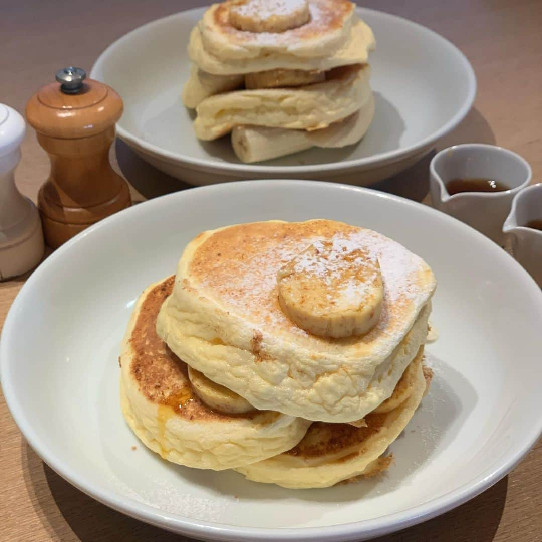 吉川ちえさんのインスタグラム写真 - (吉川ちえInstagram)「【😙❤️😙❤️😙❤️😙】 . 久しぶりにビルズのパンケーキ🥞食べた🧸🎀 ビルズのパンケーキは甘くないから好き🌈バターも塩気🧂あるから飽きずに食べれるし何せ生地がふわふわで美味しい~🙋‍♀️ .  てかbillsって店によってパンケーキの焼き加減が違う気がする🤣 一時期パンケーキハマって色んなお店行ったけど何やかんやビルズのパンケーキが1番好きです🥺💓笑 . ✅リコッタパンケーキ 💰1800円 . あとパスタも食べたよ🍝❤️ エビのチリソースのリングイネ🦐 ピリッと辛くて美味しかったし ニンニク🧄がっつりで最高😝🫶 . 今回ビルズはお台場店にいったよ💕 レインボーブリッジ見ながらゆっくり食べれるの最高🙈 ‼️ .  #bills #billsお台場 #お台場グルメ  #ビルズ #リコッタパンケーキ」6月14日 4時12分 - yoshikawachie_16