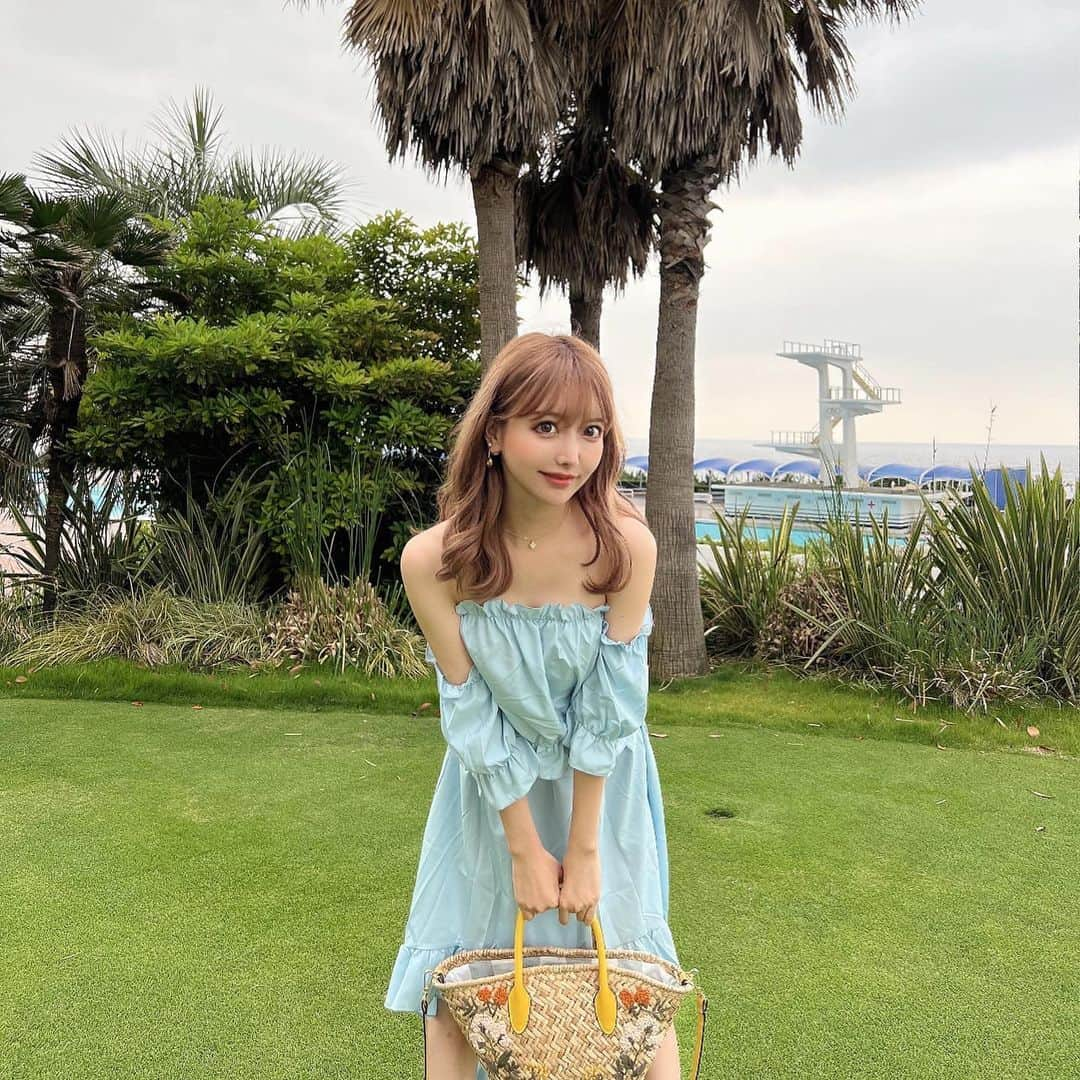 吉川ちえさんのインスタグラム写真 - (吉川ちえInstagram)「【🌞🌴🌺✨🌞🌴🌺✨】 . 夏の格好大好き😝🫶❤️ この日はセットアップ着ました🎀 ( @riina_couture )のだよ✌️ 爽やかなブルー💙がかわいいの✨ . カゴバック👜は今年 ZARAで購入しました🤲 これめっちゃ入る😙最高❤️ . #riinacouture #riina #HM #夏服コーデ #夏服 #ZARA #fashion #Code #codenate」6月14日 4時17分 - yoshikawachie_16