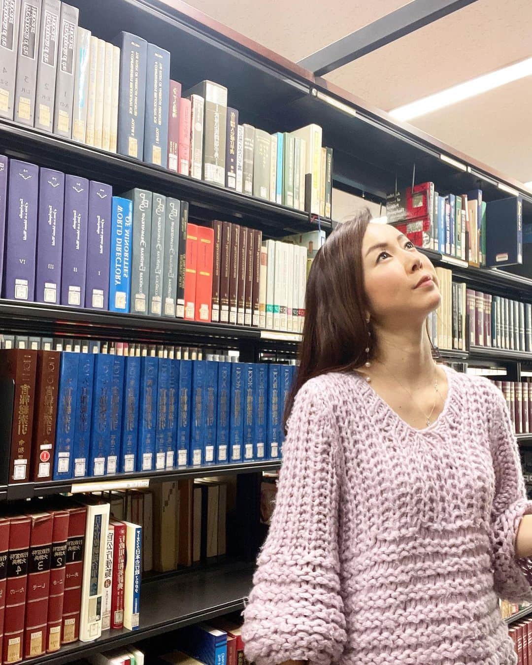 宮崎宣子さんのインスタグラム写真 - (宮崎宣子Instagram)「久しぶりに中央図書館来てみた。 この景色は20年経っても変わってない。  あの時は中国語に追われていたなと。 同じ景色なのに、感じ方が全く違うことに歳月の経過を感じる。  確かここらへんで本を探した気がしたのを思い出したけど、何の本だったかな。  大人になって勉強するって、 結構大変😅 長く椅子に座ることもできなくて、 腰の痛みと戦いながら。  座る席も一番前。 やる気満々に見えるけど、実はプロジェクターの文字が読めないから仕方なく前に座るしかない😂 乱視と老眼との戦い。  学生の時は勉強だけすれば良かった。 でも、今は色んなものを抱えて生きている。 考えることも複雑になり、 一つのことだけでいいなんてことは何もない。  色んなことと戦っているのかもしれないけど、基本的には自分との戦い。  ただ言えることは、 早く寝て明日に備えよう🙌  おやすみなさい。  #中央図書館」6月14日 8時35分 - miyazaki_nobuko